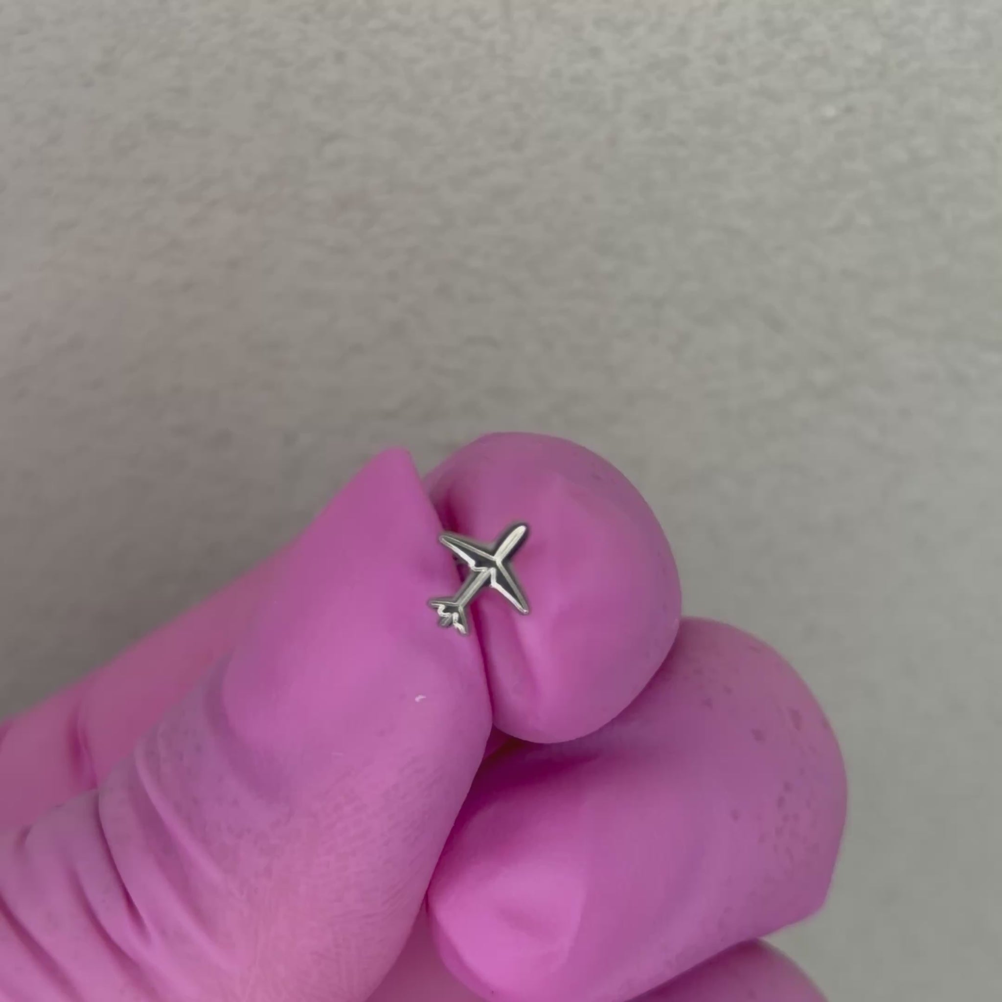 Piercing a forma di aeroplano in titanio ASTM F136, nickel free. Ideale per helix, conch, flat, lobo e trago. Resistente, sicuro e originale.