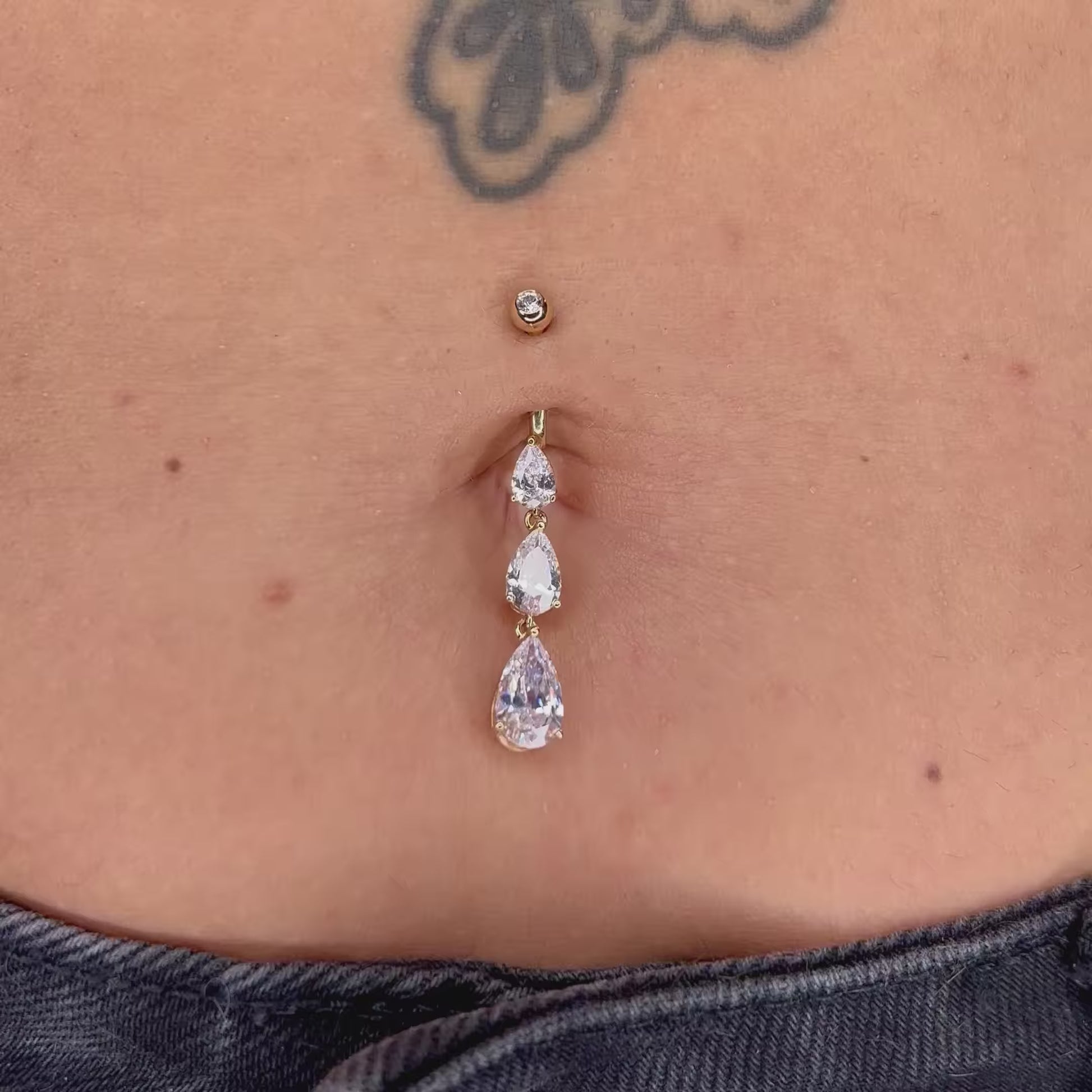 Lo Shiny Pendant in Oro è un gioiello dal design raffinato e luminoso, perfetto per chi ama accessori eleganti e di qualità. Realizzato in oro 14K , questo ciondolo cattura la luce con ogni movimento, aggiungendo un tocco di brillantezza e femminilità a qualsiasi outfit.