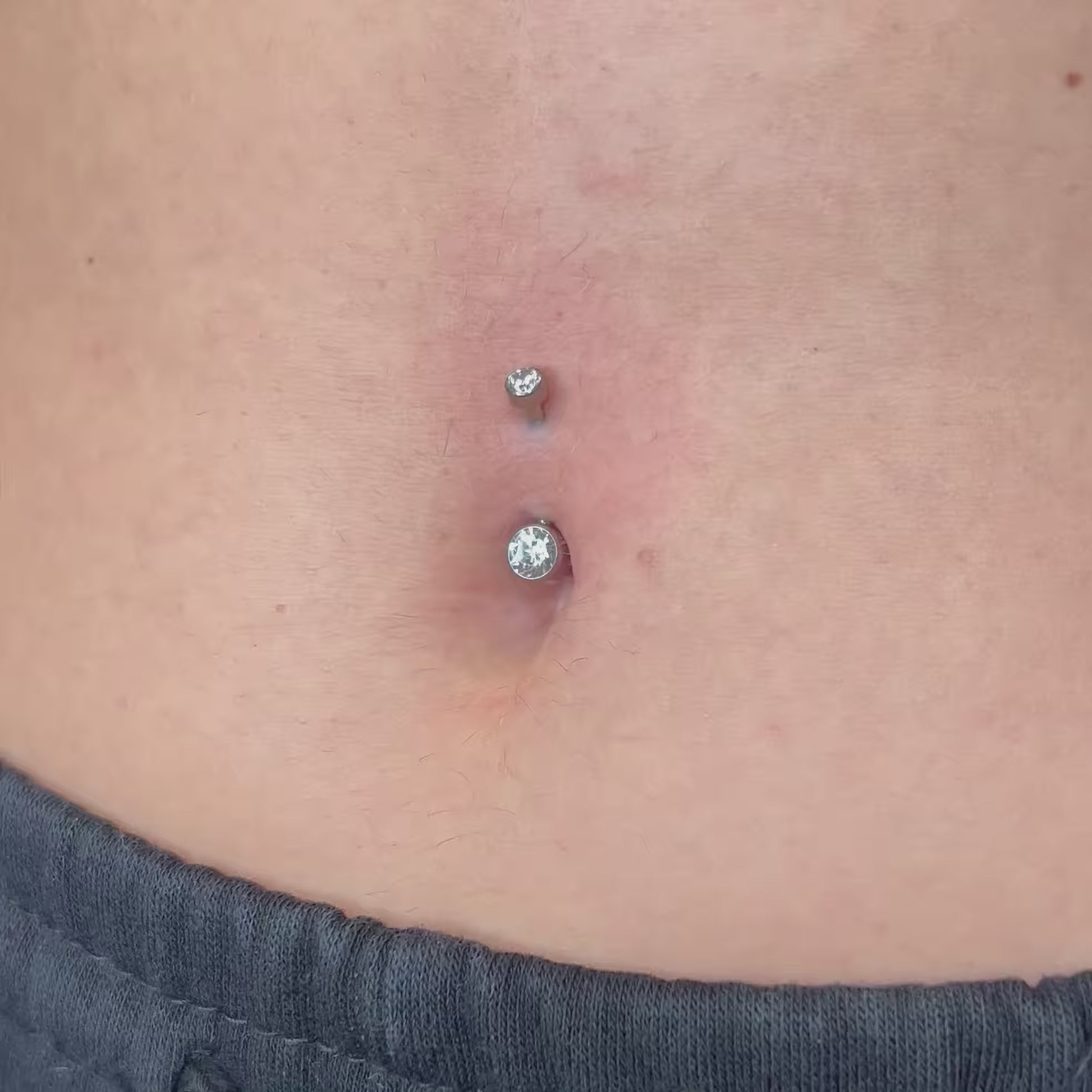 Piercing First Navel in titanio – gioiello ipoallergenico per prima foratura all’ombelico, resistente, leggero e sicuro sulla pelle