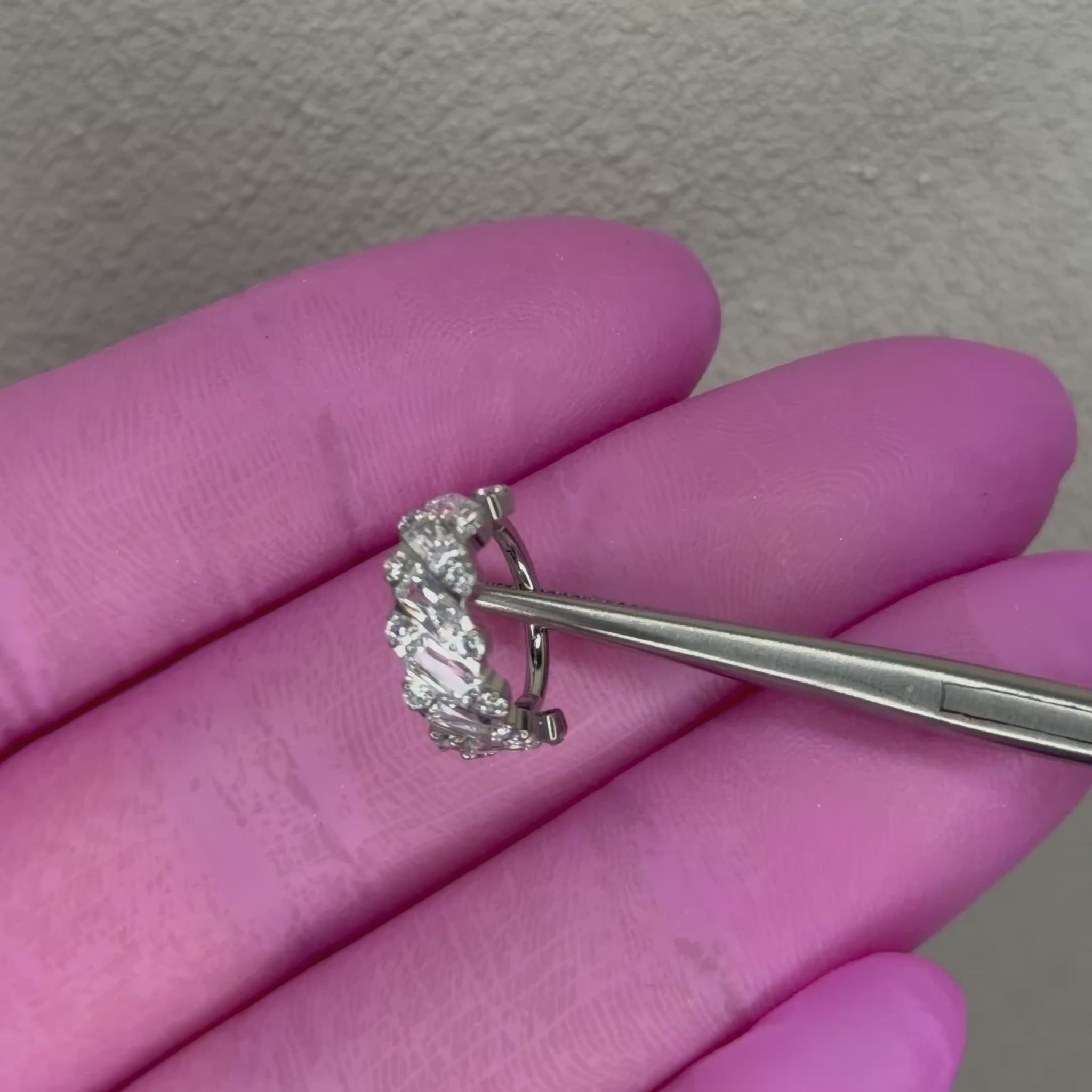 Crystal Flow Ring in titanio ASTM F136 con zirconi baguette e brillanti. Anello elegante per piercing lobo e conch, ipoallergenico, nickel free e dal design luminoso e raffinato.