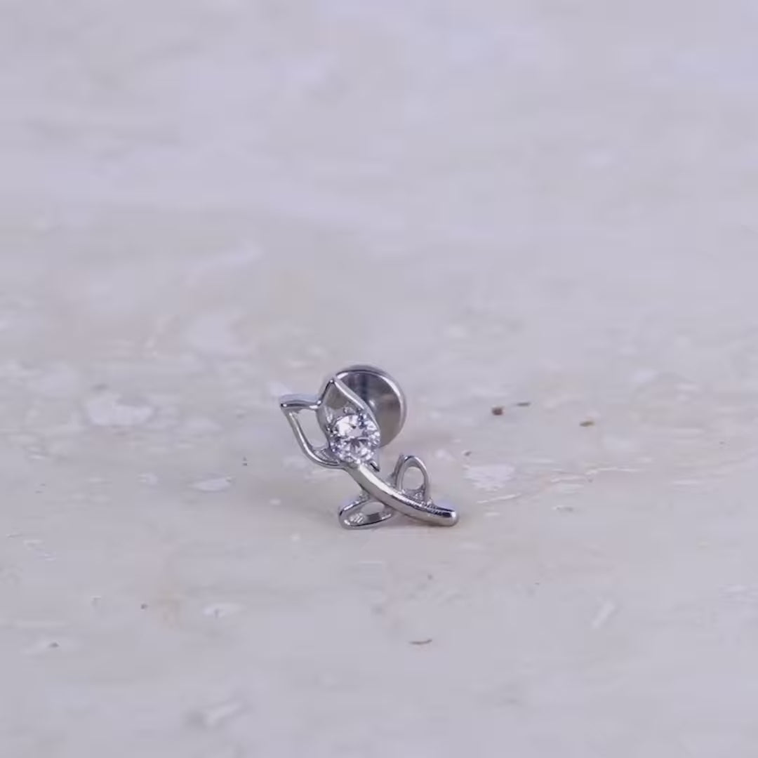 Piercing a forma di tulipano (Tulip) con gemma singola, base in titanio di grado implantare ASTM F136. Gioiello floreale minimal.