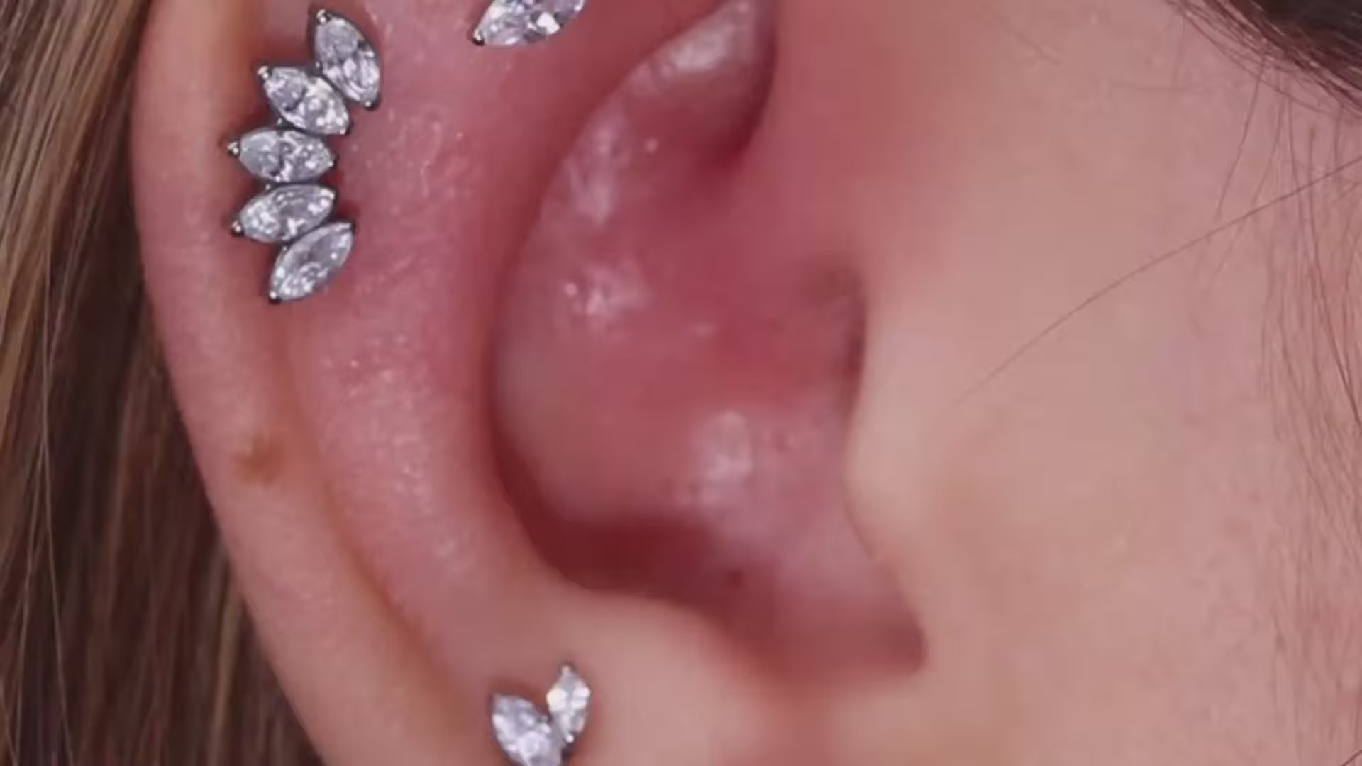 Scopri Punk Bling Clicker, piercing in titanio dal design brillante e distintivo. Comfort, qualità e stile unico in un gioiello.