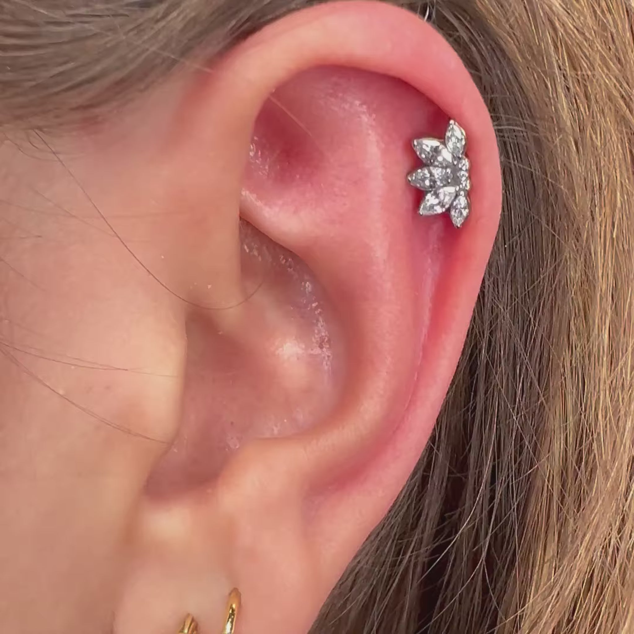 Piercing in titanio ipoallergenico con motivo Lotus e pietre marquise luminose.