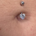 Il Heart Gold Navel in Titanio è un gioiello pensato per chi cerca sicurezza, comfort e stile in un unico piercing. Realizzato in titanio di grado implantare, è completamente ipoallergenico, leggero e resistente alla corrosione, rendendolo perfetto anche per pelli sensibili.