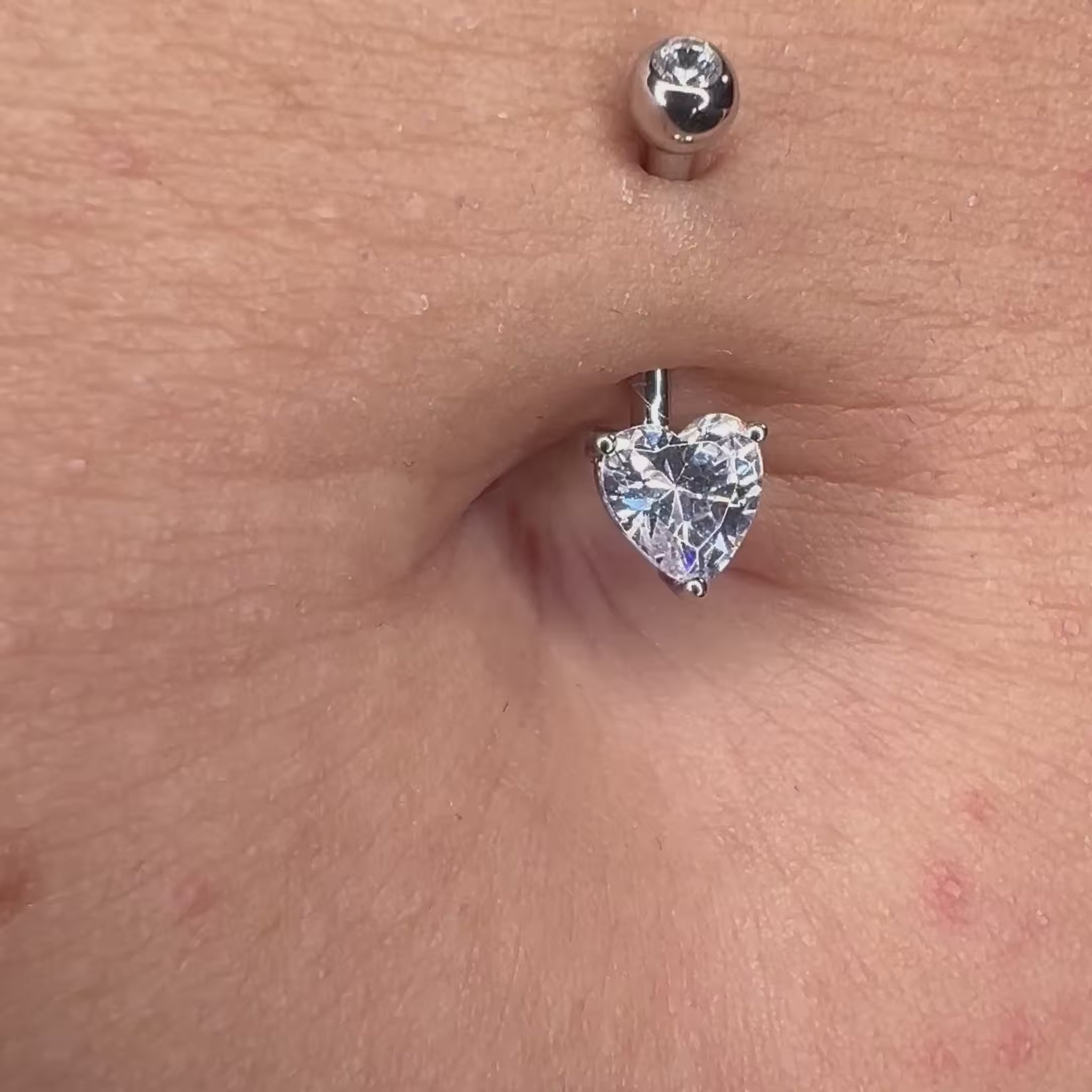 Il Heart Gold Navel in Titanio è un gioiello pensato per chi cerca sicurezza, comfort e stile in un unico piercing. Realizzato in titanio di grado implantare, è completamente ipoallergenico, leggero e resistente alla corrosione, rendendolo perfetto anche per pelli sensibili.