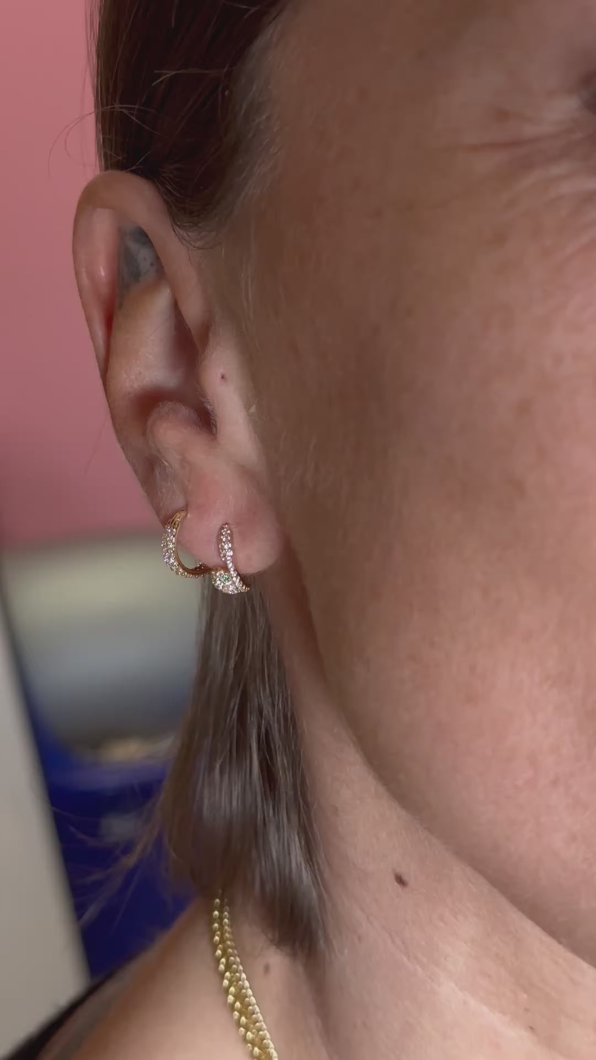 Il Twins Clicker Oro è un gioiello dal design contemporaneo e raffinato, pensato per chi ama distinguersi con stile. Realizzato in oro 14K , questo piercing a doppio cerchio rappresenta l’equilibrio perfetto tra semplicità e carattere.