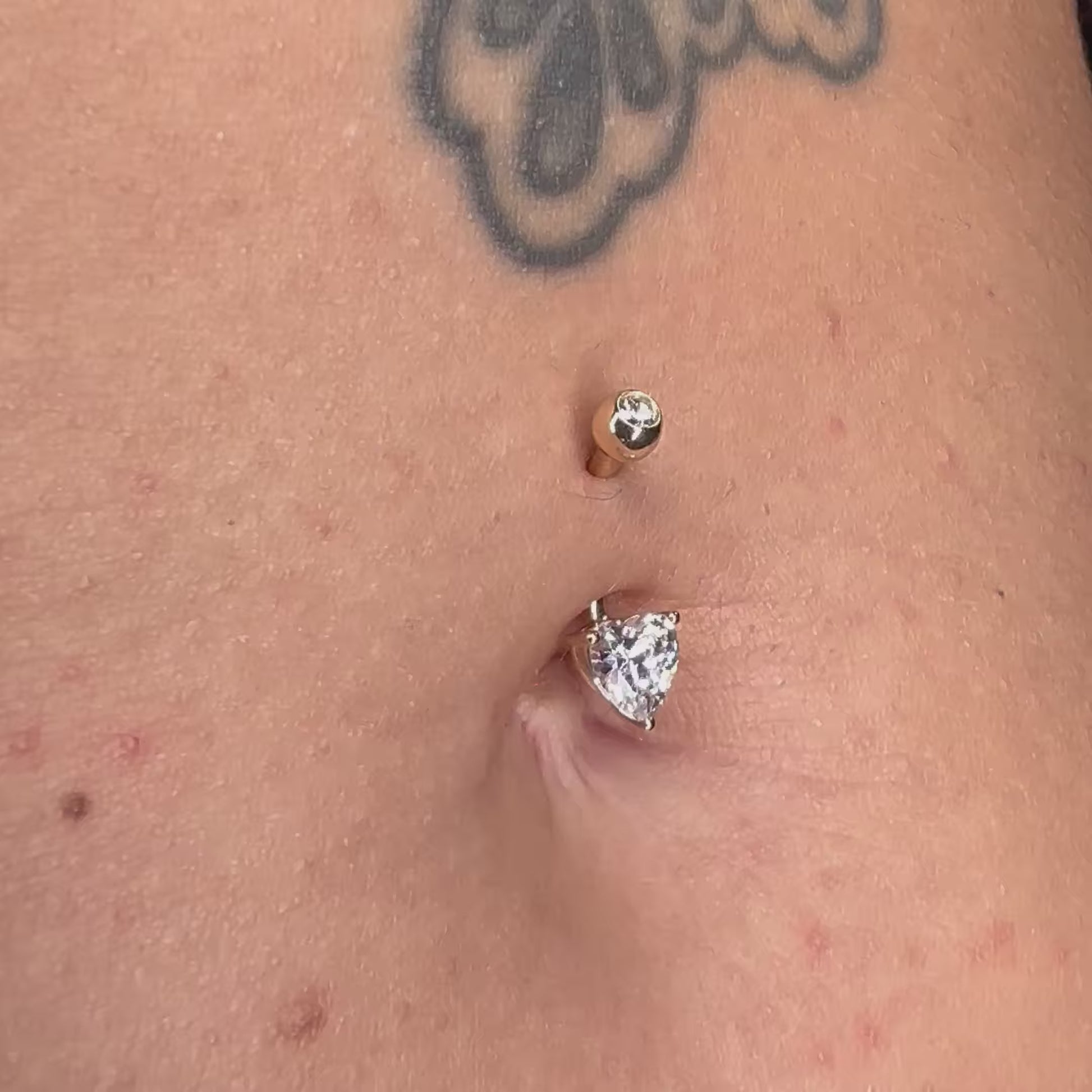 Il Heart Gold Navel Oro è un gioiello dal design romantico e sofisticato, ideale per chi ama accessori delicati e di classe. Realizzato in oro 14K, il cuore lucente aggiunge un tocco di femminilità e stile all’ombelico.