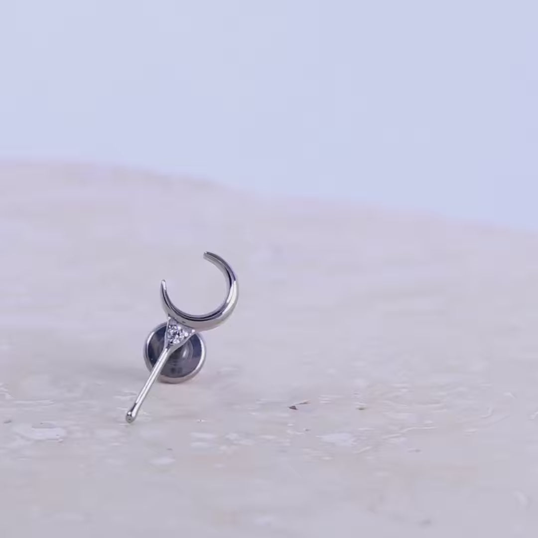 Piercing simbolico Luna Crescente e Stella in titanio di grado implantare ASTM F136. Gioiello con design cosmico.
