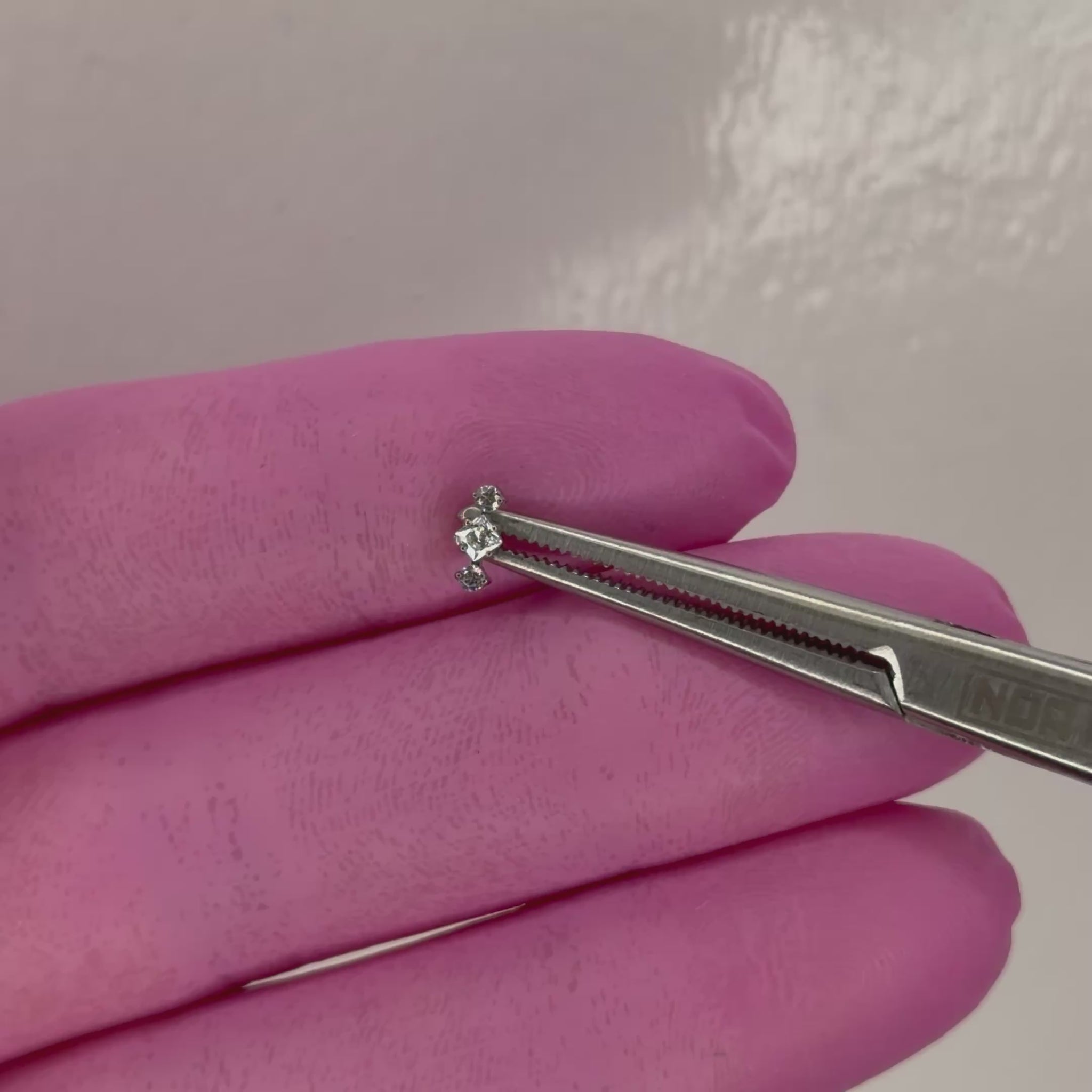 Terminale Diamond Stud in titanio ASTM F136 con tre zirconi rotondi ad alta brillantezza. Ideale per lobo, helix, flat, trago e conch. Ipoallergenico, nickel free e dal design elegante.