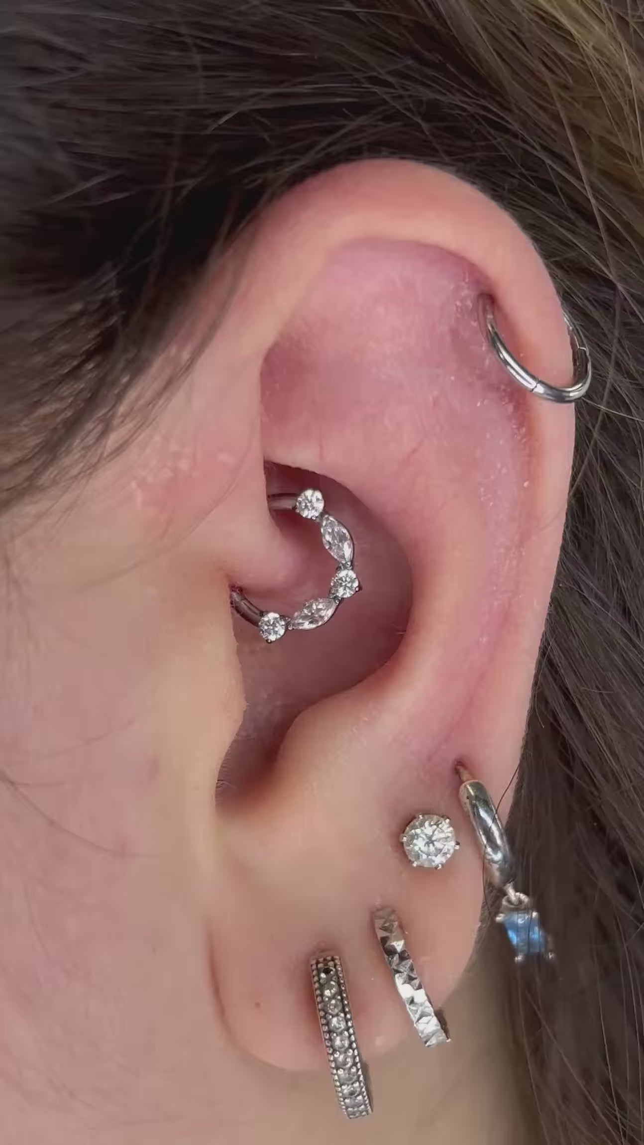 Il design Candy Bubble Ring, con finitura brillante e forme tondeggianti ispirate alle bolle, crea un effetto colorato e distintivo, perfetto per chi vuole un gioiello allegro ma elegante.