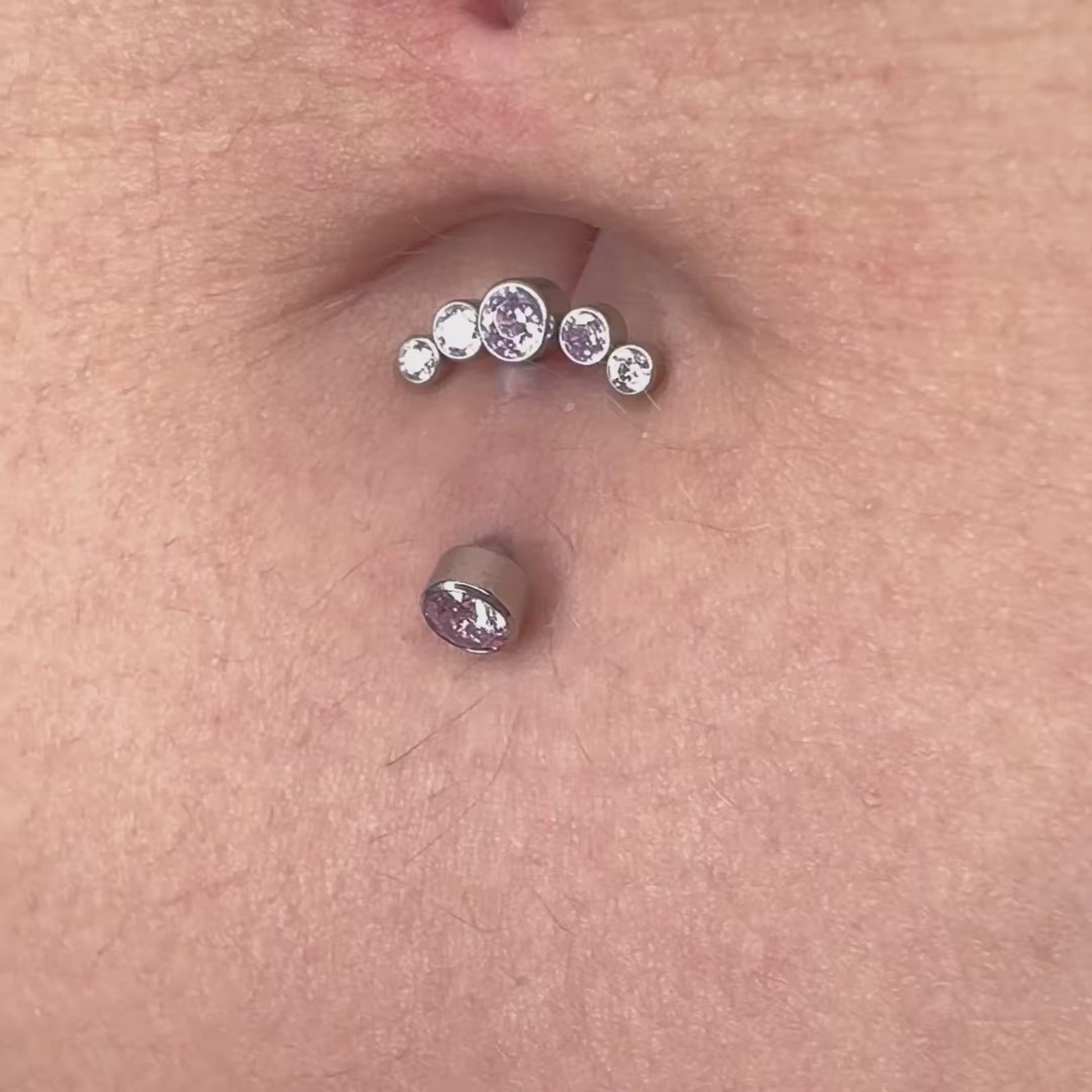 Piercing Still Navel in titanio – barra curva per ombelico con design minimalista e finitura lucida, ipoallergenico e resistente.