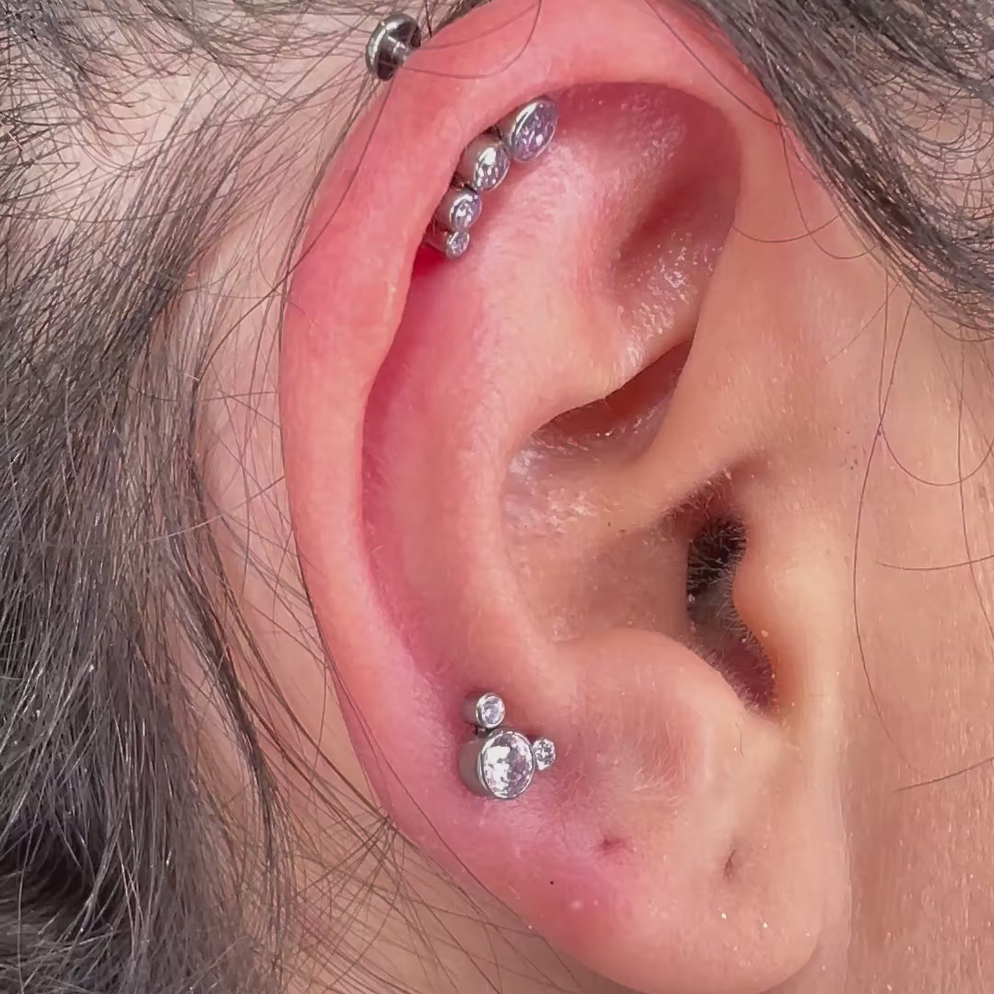 Piercing decorativo a forma di testa con orecchie sferiche in titanio di grado implantare ASTM F136. Gioiello carino e giocoso.