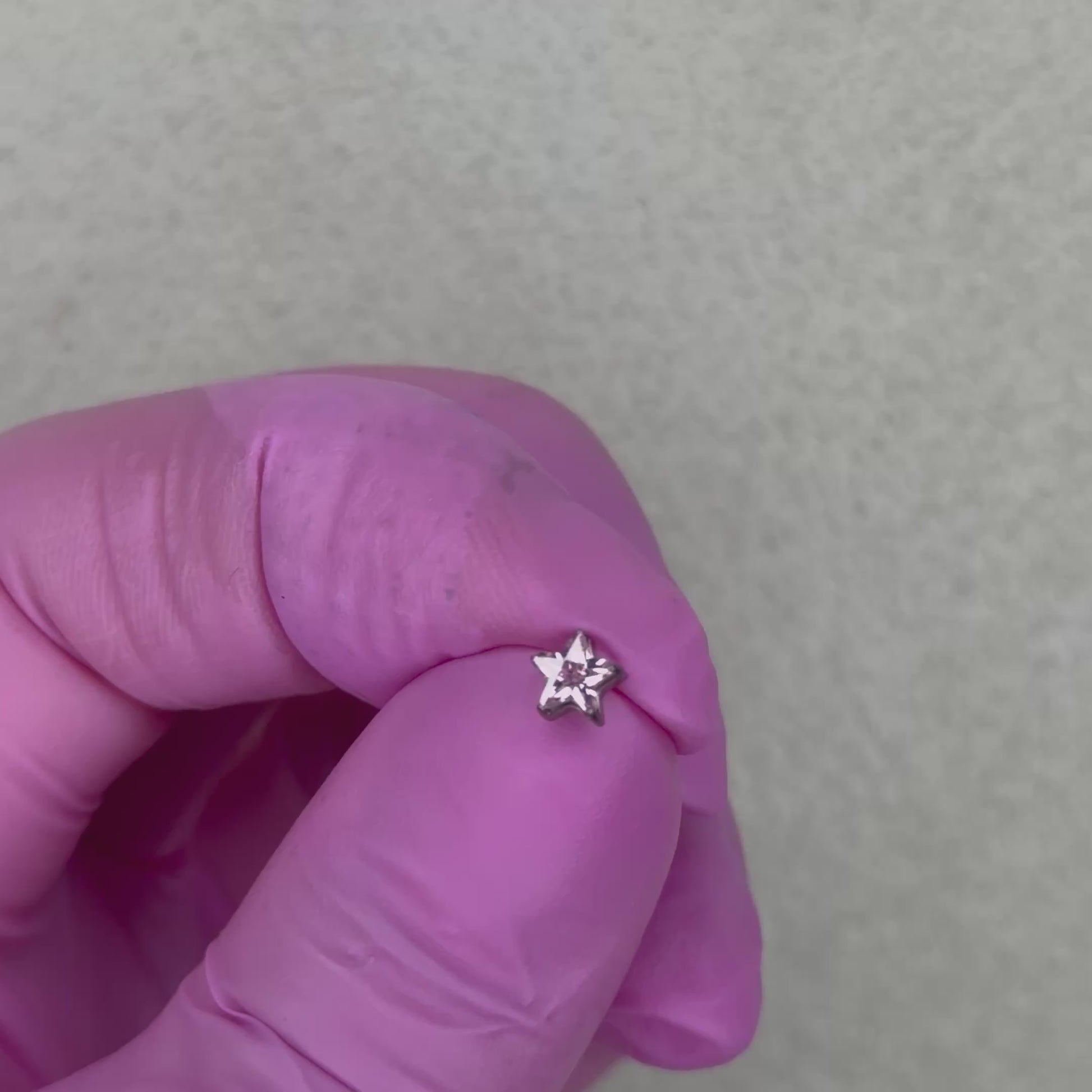 Questo gioiello in titanio è perfetto per aggiungere un tocco luminoso e giocoso al tuo ear styling. Disponibile nella versione crystal oppure rosa, per scegliere il dettaglio che più ti rappresenta.