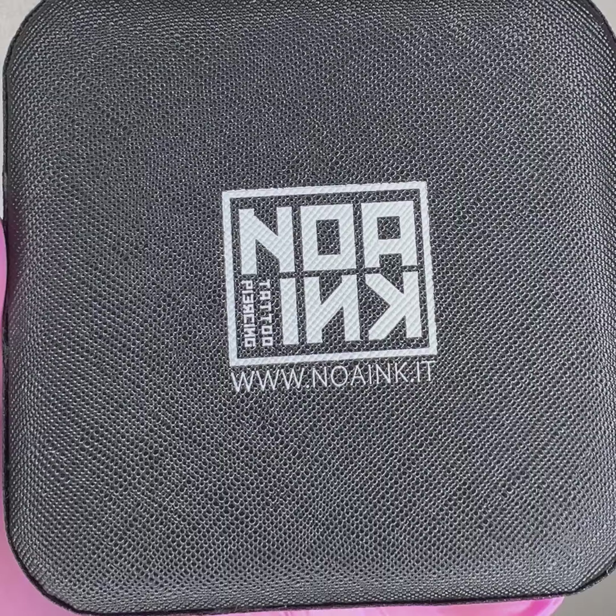 Porta gioielli Ink Case Noa Ink in colore nero opaco, dal design minimal e compatto. Custodia rigida con logo Noa Ink inciso, ideale per conservare o esporre orecchini e piercing in modo elegante e professionale.