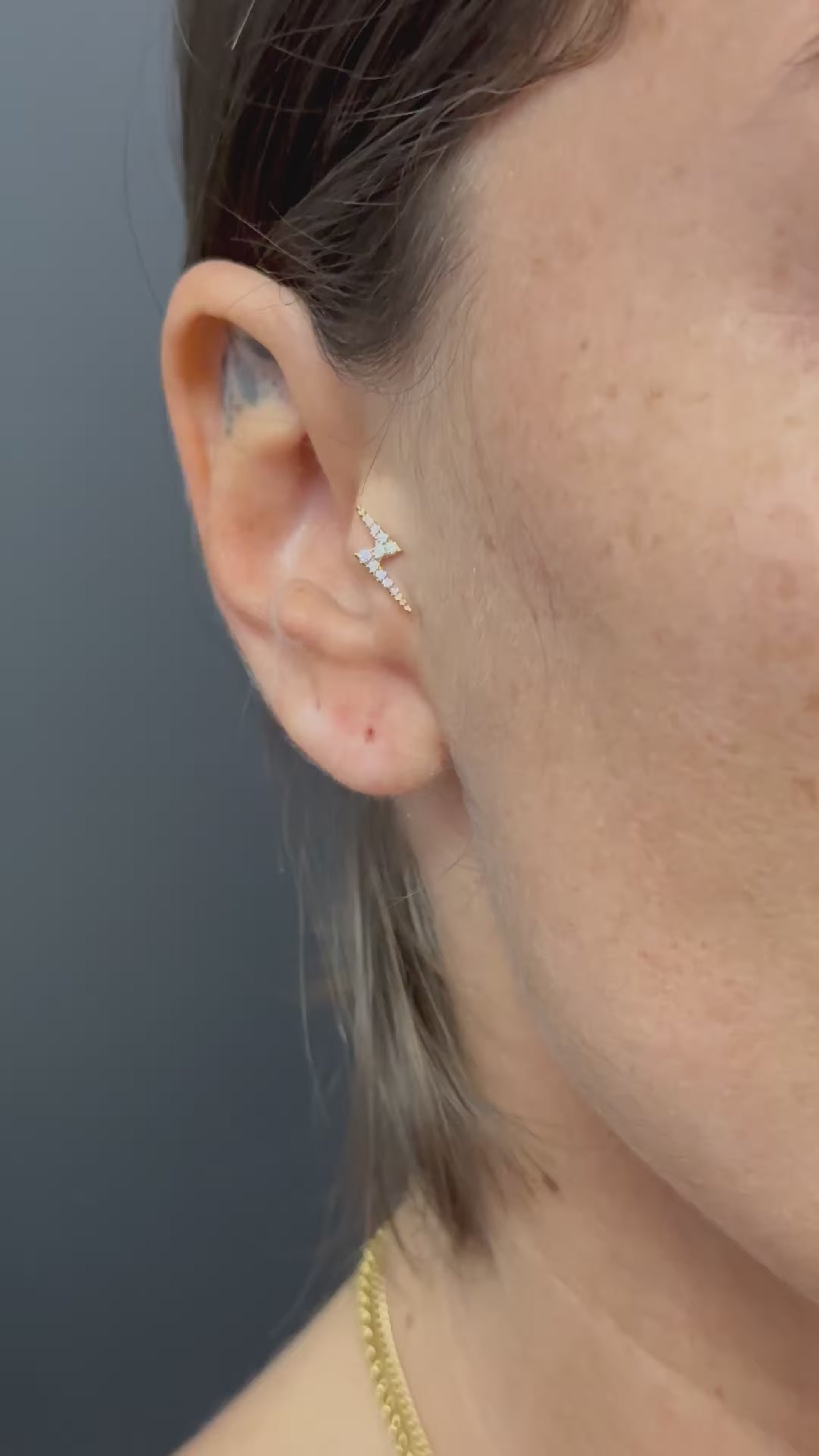 Piercing Flash Gold in oro giallo con finitura lucida, design elegante e brillante per orecchio