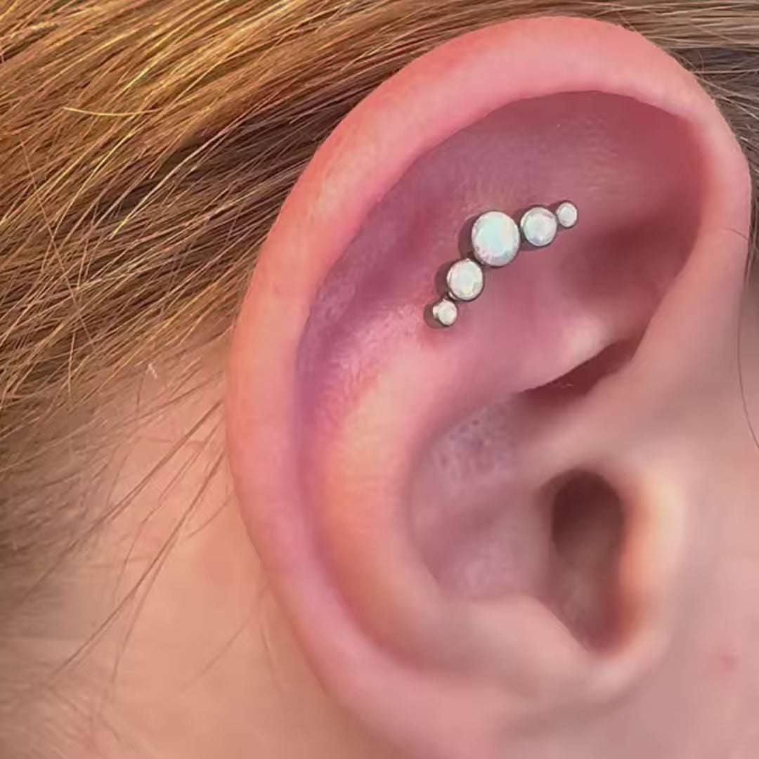 Gioiello piercing Cluster Opale a Cinque Elementi in Titanio Chirurgico. Design anallergico con cinque opali scintillanti, perfetto per aggiungere luce a helix, conch o flat.