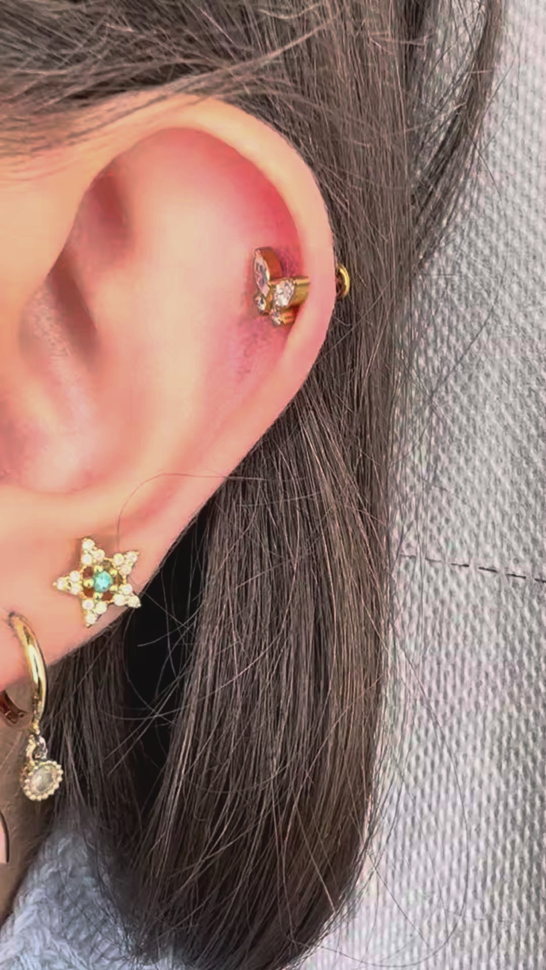 Piercing decorativo a forma di farfalla (Butterfly) in titanio di grado implantare ASTM F136. Gioiello con dettagli micro-incastonati.