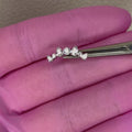 Elegante e luminoso, Princess Cluster è un terminale caratterizzato da una composizione di zirconi brillanti che crea un raffinato effetto corona. Il design sinuoso segue perfettamente le linee dell’orecchio, donando luce e movimento ad ogni composizione.