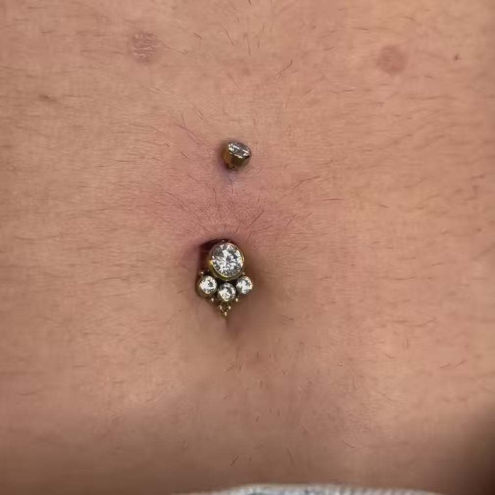Piercing ombelico triplo in titanio – gioielleria professionale, materiale anallergico e resistente, ideale per look originali.