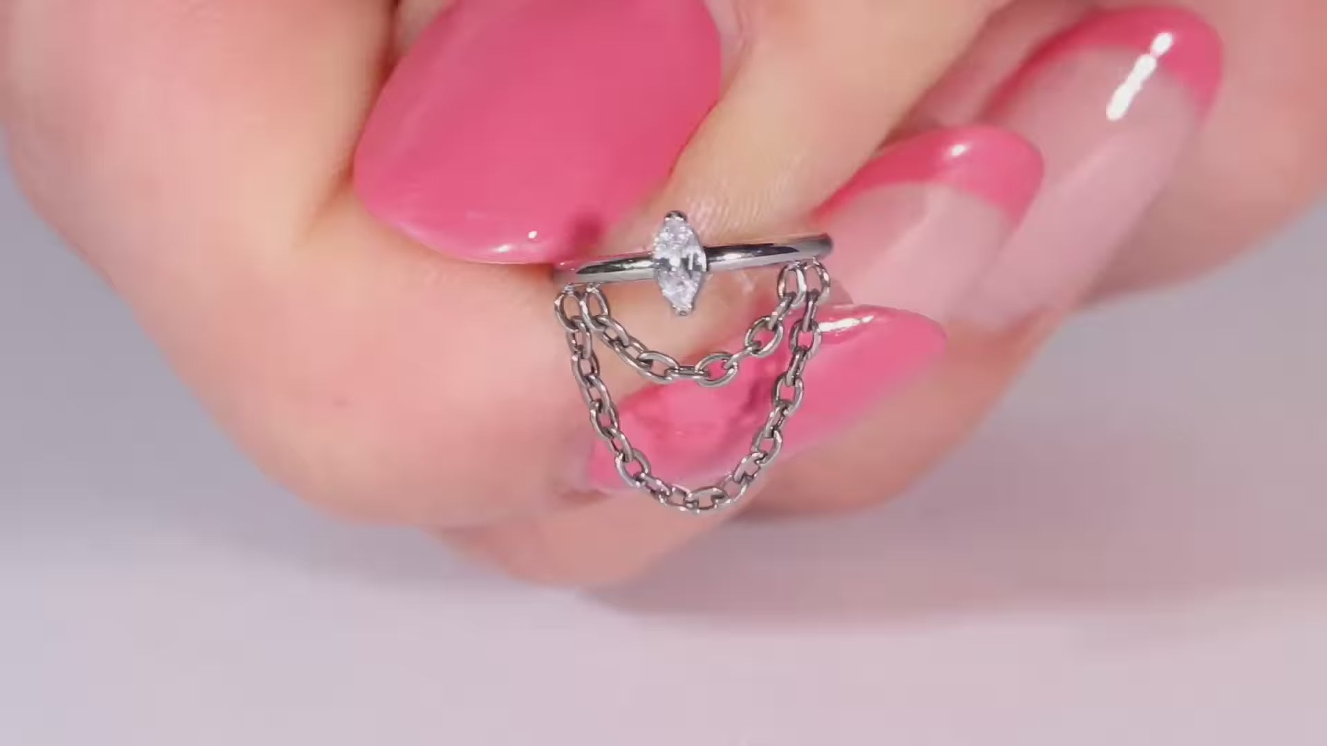 Gioiello piercing in titanio con chiusura clicker e pendente a catena, luminoso e raffinato per helix e lobo