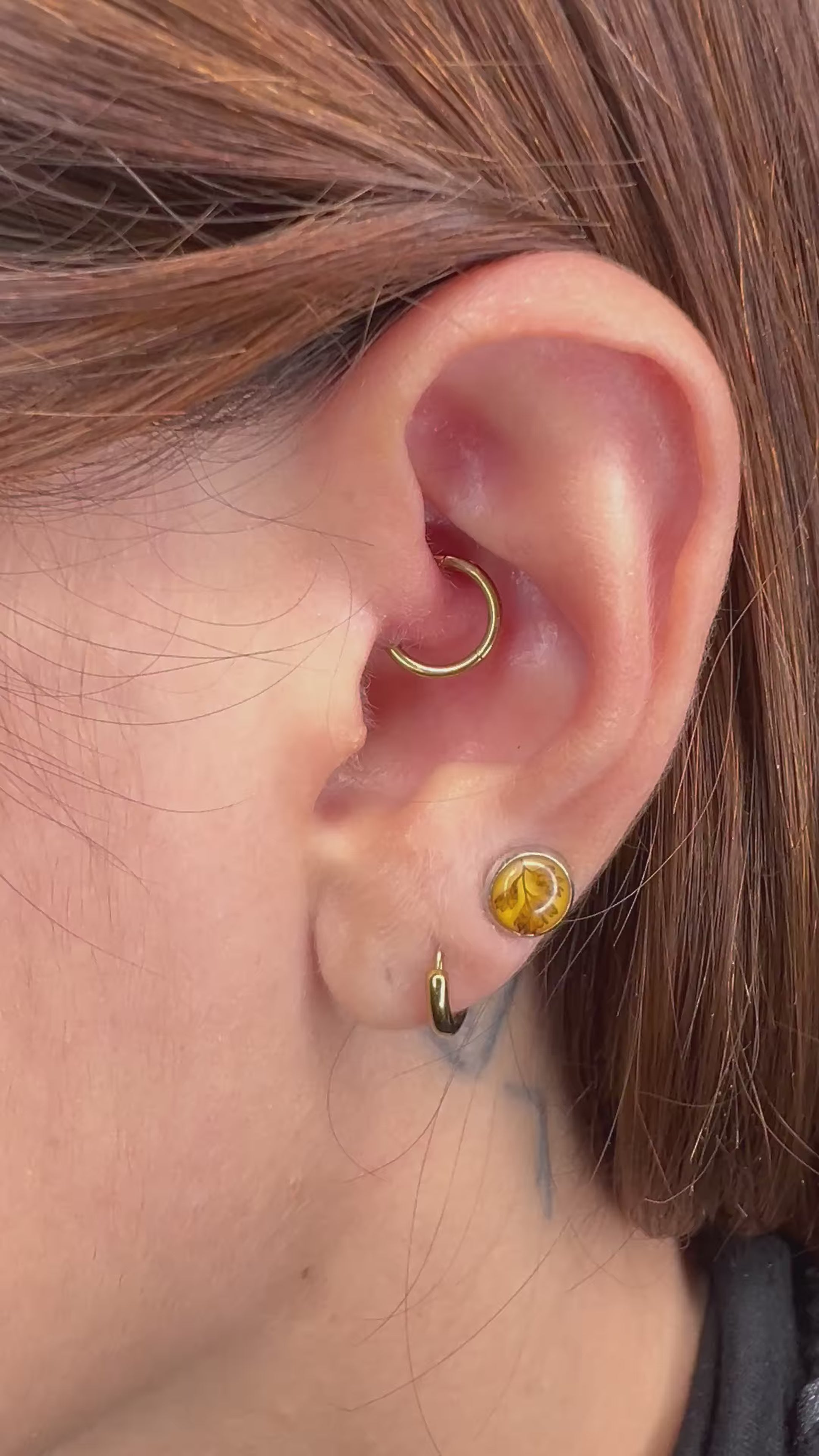 Basic Clicker Ring in titanio lucido, anello clicker dal design essenziale, pratico e resistente.