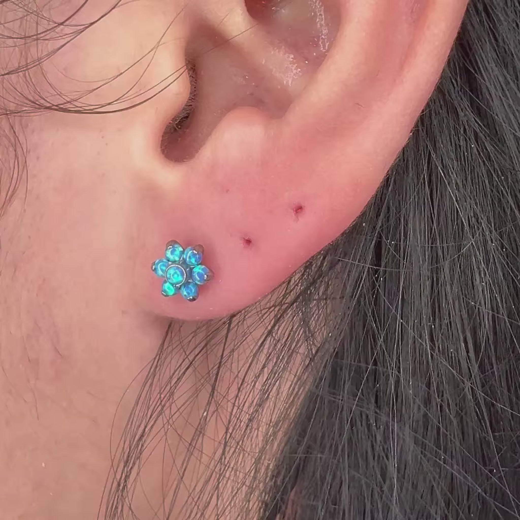 Gioiello piercing Flower Opal Color in titanio chirurgico con fiore di opale multicolore, anallergico e resistente, ideale per piercing helix o conch.