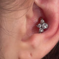 Piercing Crystal Queen in titanio anallergico con cristalli luminosi, gioiello elegante e sicuro per lobi, helix o conch. Design raffinato, perfetto per chi ama uno stile brillante e minimal.