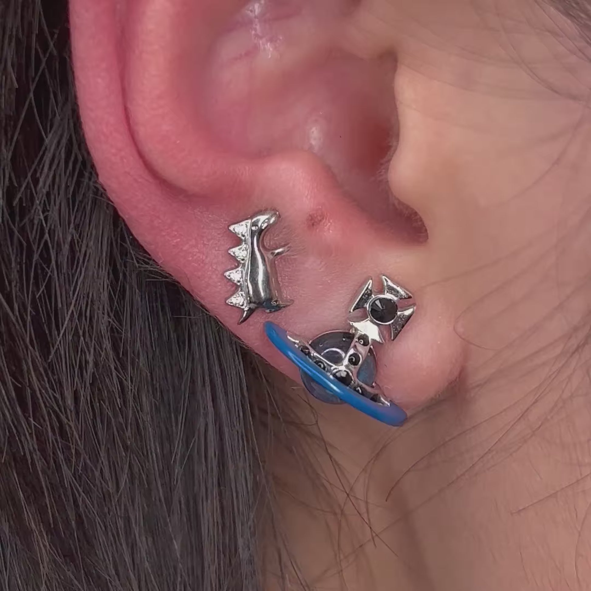 Gioiello piercing in titanio con piccolo dinosauro, elegante e adatto a look originali su helix e lobo.