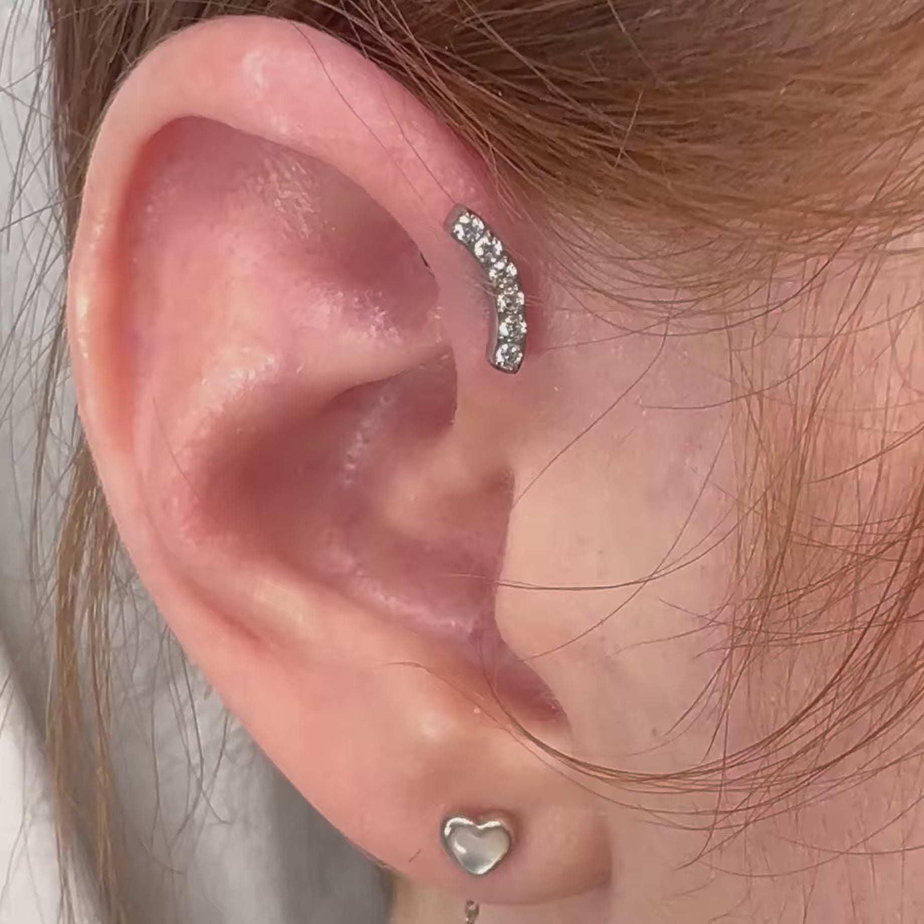 Piercing in titanio grado medicale con design a parentesi Brackets, perfetto per orecchio e cartilagine.