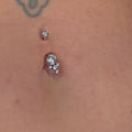Il Sabry Navel Titanio è pensato per chi desidera un piercing elegante e confortevole.
Realizzato in titanio di grado implantare, è ipoallergenico e privo di nichel, perfetto anche per pelli sensibili.
Il suo design raffinato valorizza l’ombelico con un tocco di luce naturale, garantendo resistenza, comfort e brillantezza nel tempo.
Un gioiello semplice ma d’impatto, ideale per chi cerca stile, qualità e sicurezza in un piercing.