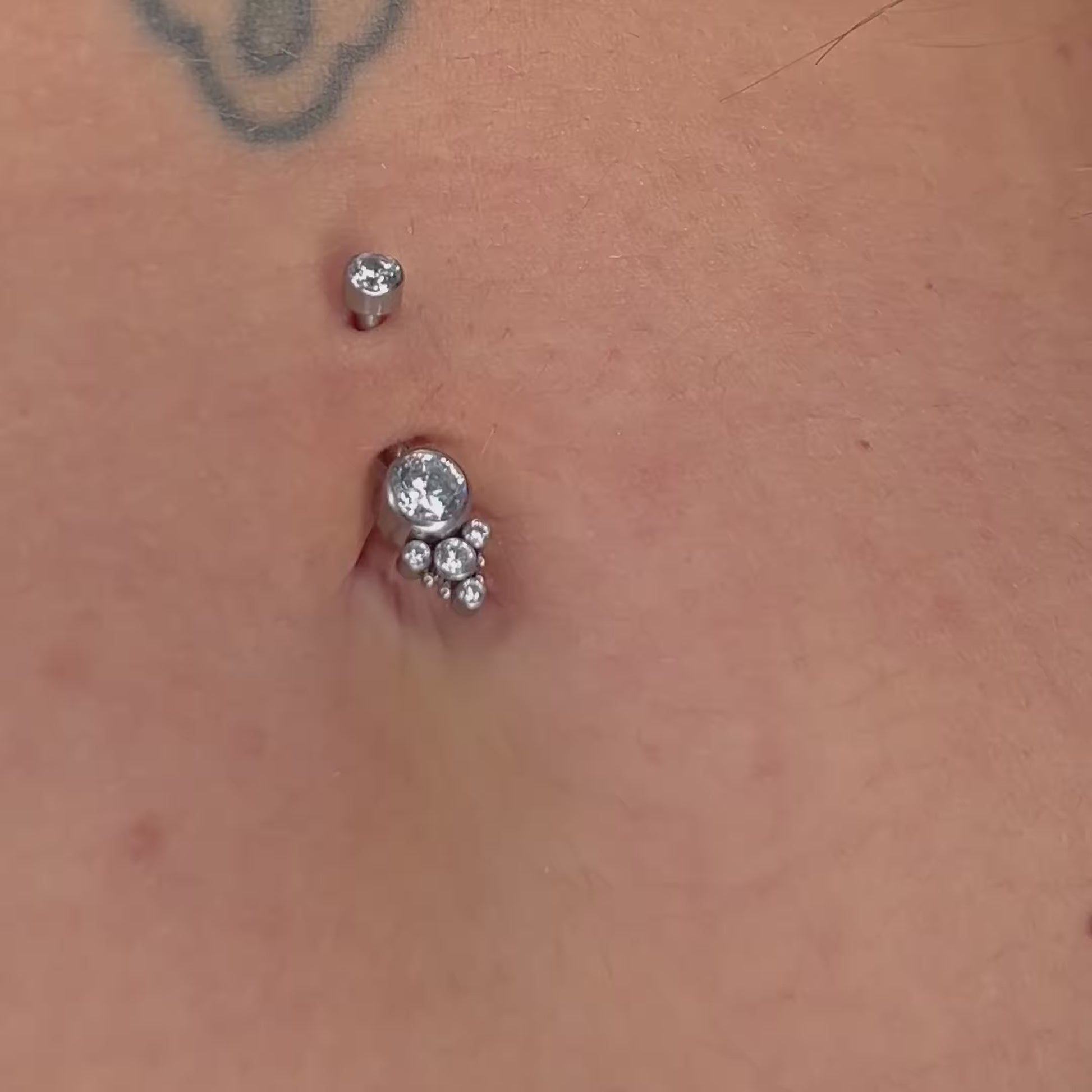 Il Sabry Navel Titanio è pensato per chi desidera un piercing elegante e confortevole.
Realizzato in titanio di grado implantare, è ipoallergenico e privo di nichel, perfetto anche per pelli sensibili.
Il suo design raffinato valorizza l’ombelico con un tocco di luce naturale, garantendo resistenza, comfort e brillantezza nel tempo.
Un gioiello semplice ma d’impatto, ideale per chi cerca stile, qualità e sicurezza in un piercing.