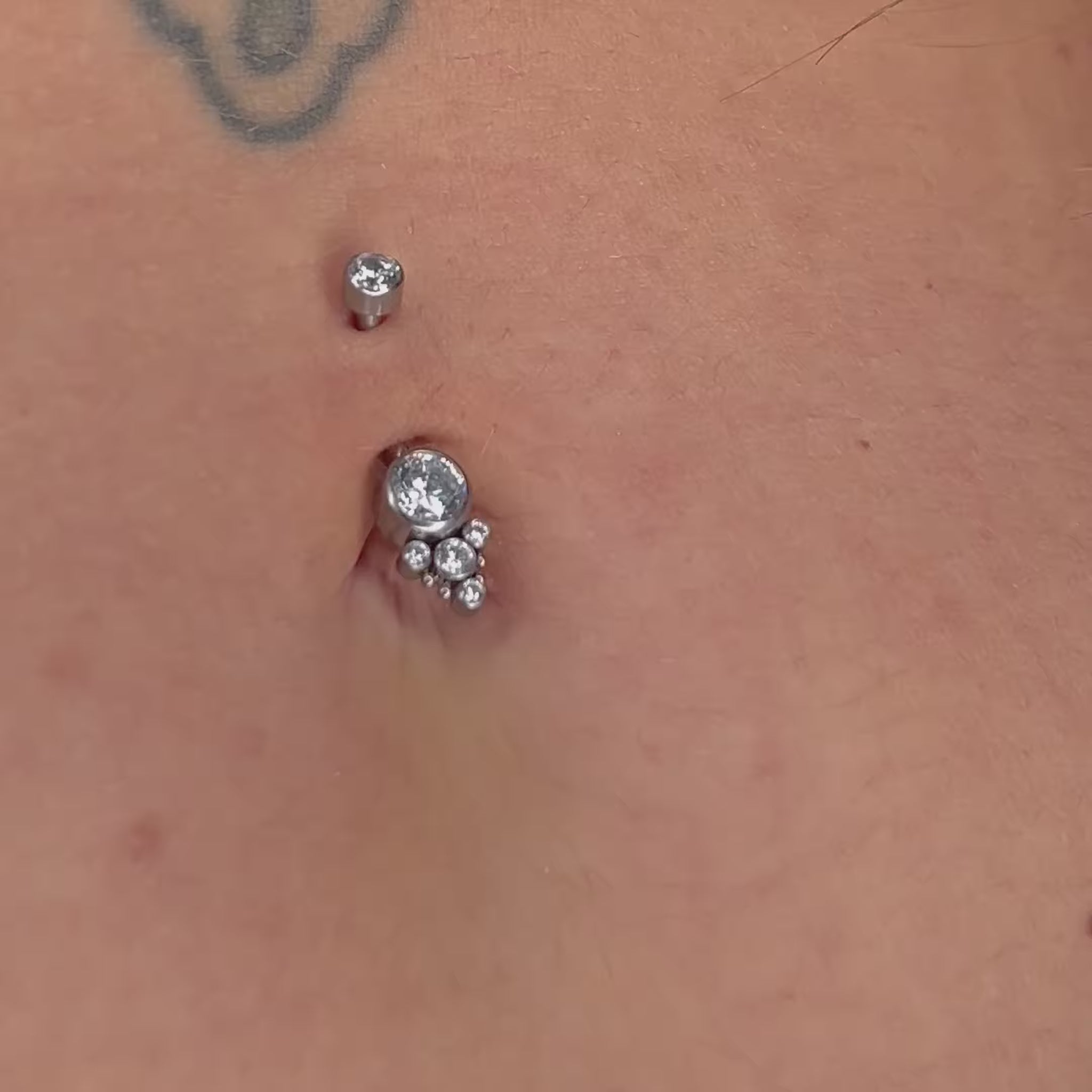 Il Sabry Navel Titanio è pensato per chi desidera un piercing elegante e confortevole.
Realizzato in titanio di grado implantare, è ipoallergenico e privo di nichel, perfetto anche per pelli sensibili.
Il suo design raffinato valorizza l’ombelico con un tocco di luce naturale, garantendo resistenza, comfort e brillantezza nel tempo.
Un gioiello semplice ma d’impatto, ideale per chi cerca stile, qualità e sicurezza in un piercing.