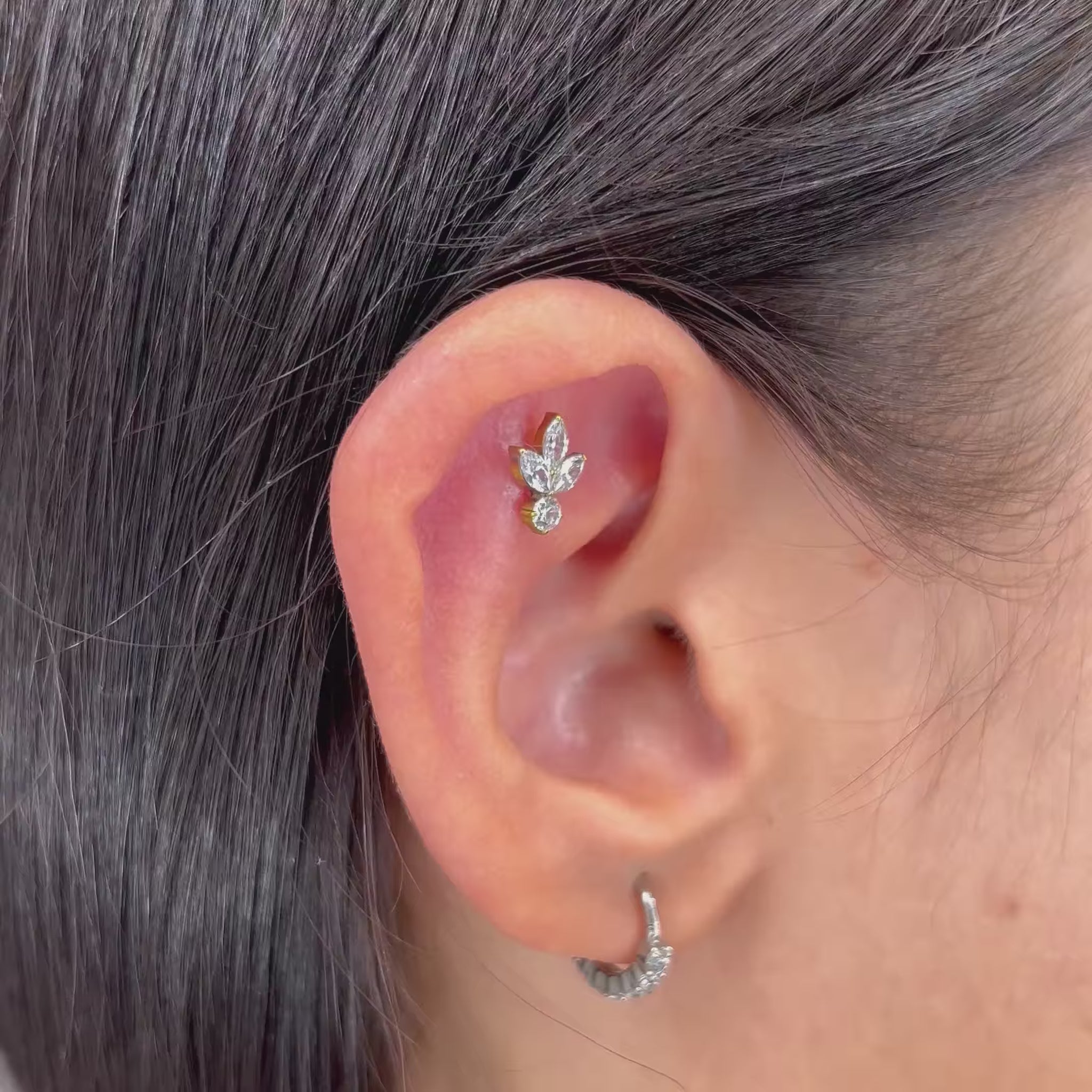 Piercing in titanio con design Dot Marquise, elegante e minimalista