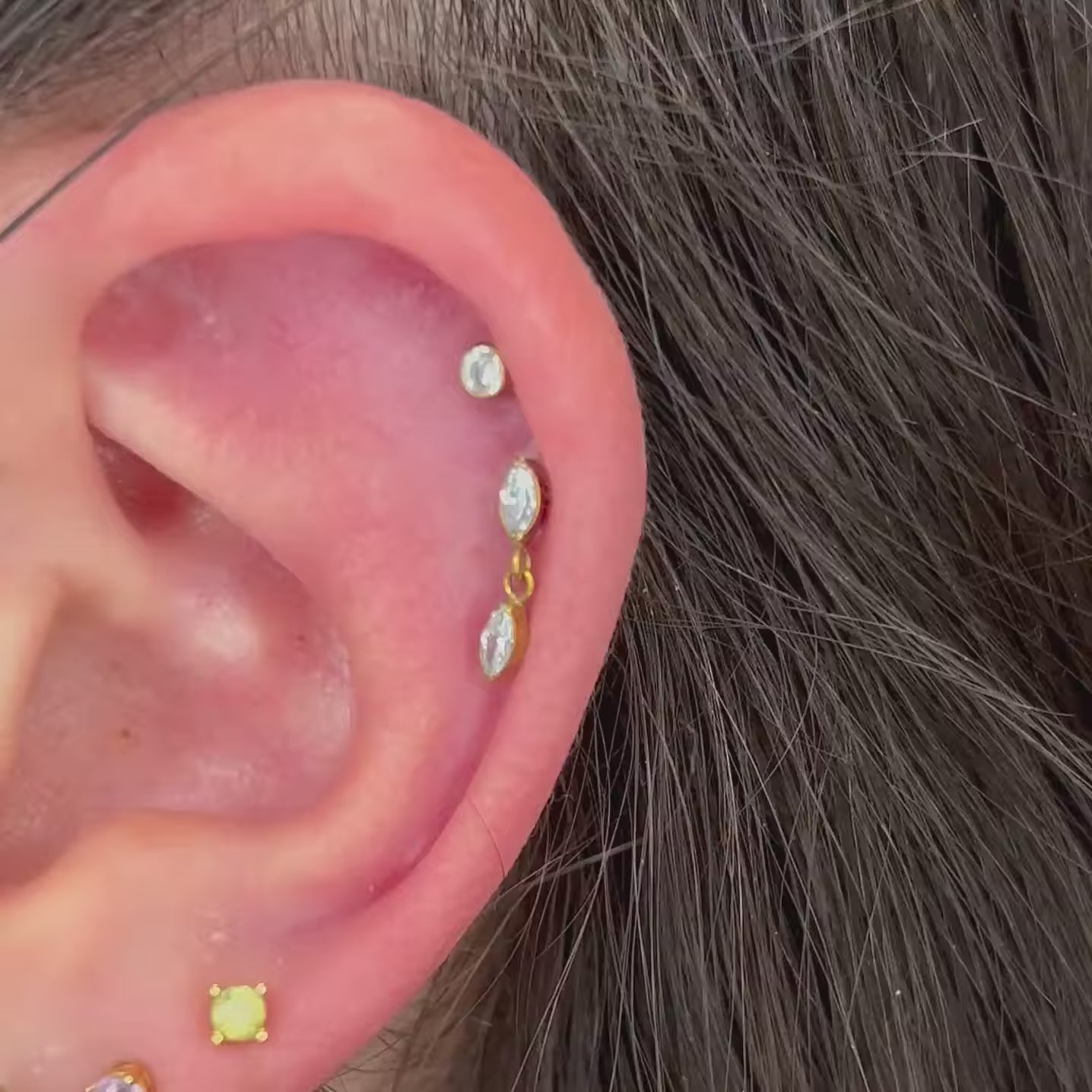 Piercing con mini drop pendente, design leggero e moderno