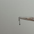 Charm in titanio per piercing con cristallo e pendente geometrico. Personalizza cerchietti e gioielli compatibili con spessore o filettatura da 1,2 mm.
