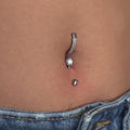 Aggiungi luce al tuo stile con il Perfect Navel in titanio: un piercing moderno, brillante e sicuro, realizzato in titanio ipoallergenico di alta qualità.