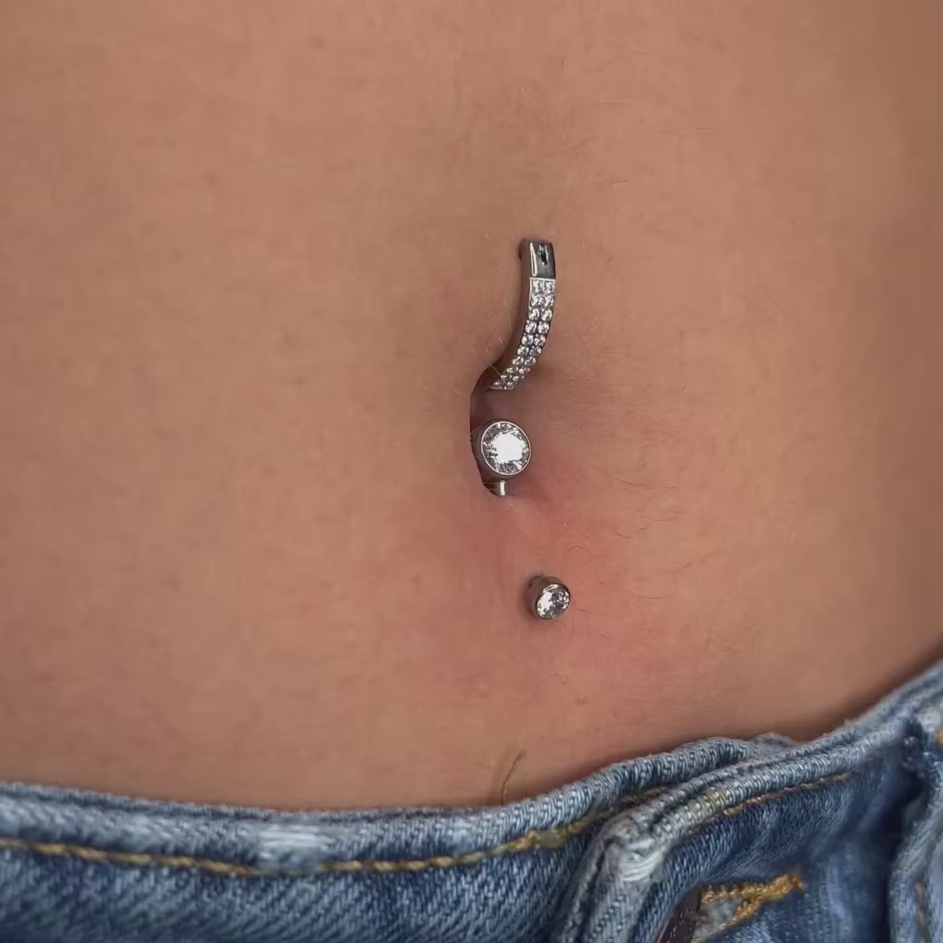 Aggiungi luce al tuo stile con il Perfect Navel in titanio: un piercing moderno, brillante e sicuro, realizzato in titanio ipoallergenico di alta qualità.