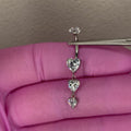 Piercing ombelico in titanio ASTM F136 con elegante pendente composto da cuori in zirconia brillante. Ipoallergenico, resistente e perfetto per valorizzare il tuo look con un tocco romantico.