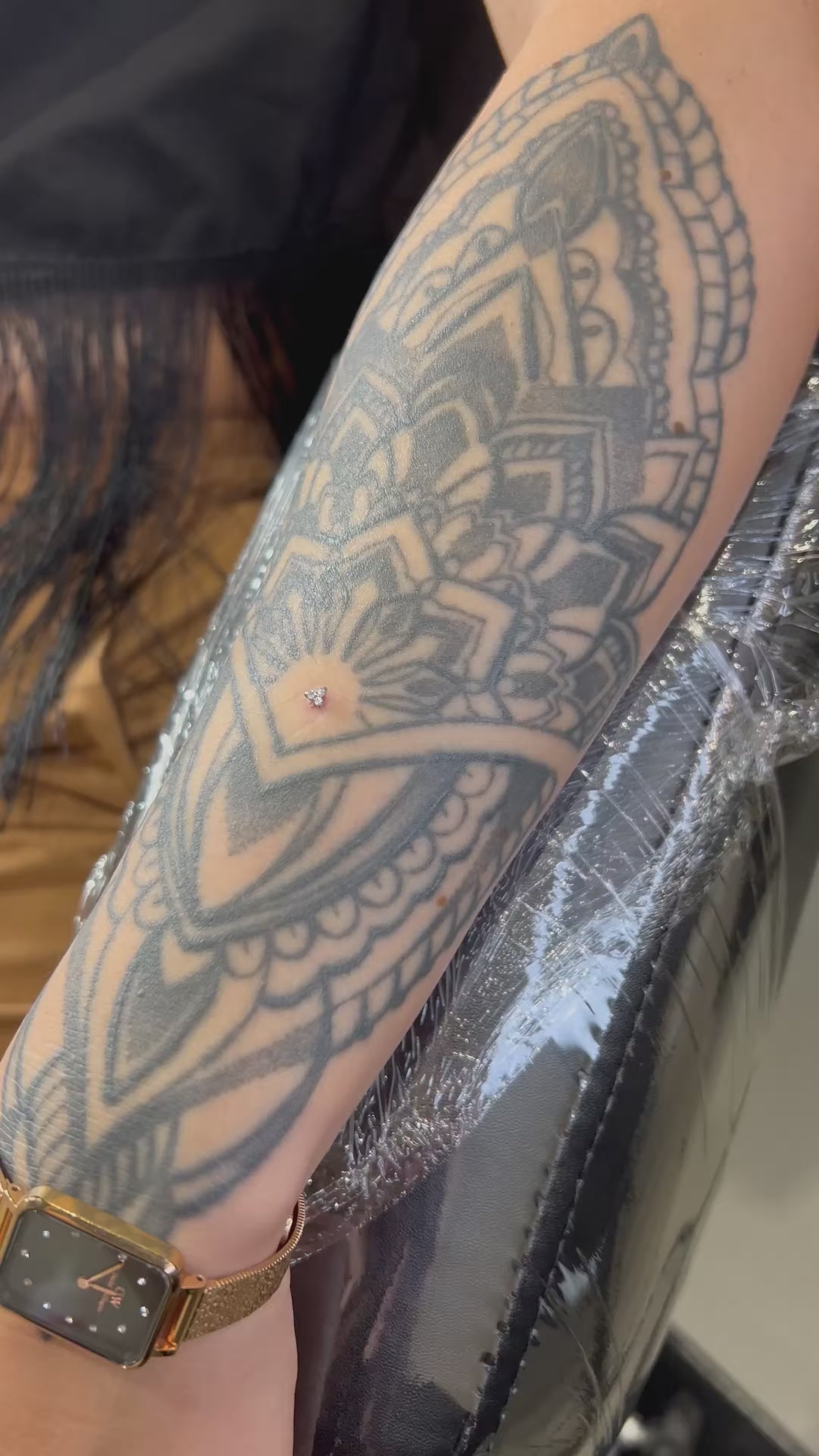 Il design Trinity, con tre pietre brillanti, crea un effetto luminoso e delicato, ideale per valorizzare ogni parte del corpo con discrezione e stile.