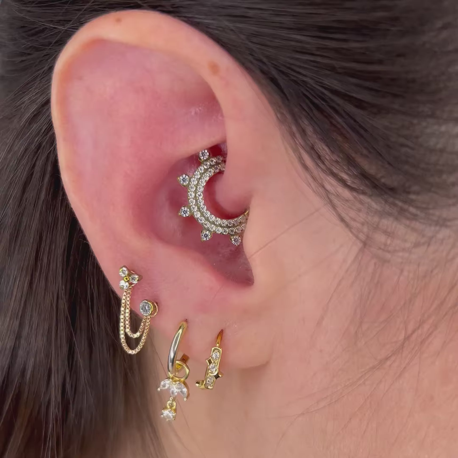 Esalta il tuo stile con Double Shiny Spike in titanio, il piercing elegante e moderno con doppia punta brillante, pensato per chi ama look grintosi e raffinati.
Realizzato in titanio di grado implantare, è ipoallergenico, leggero e sicuro anche per le pelli più sensibili, garantendo comfort e durata nel tempo.