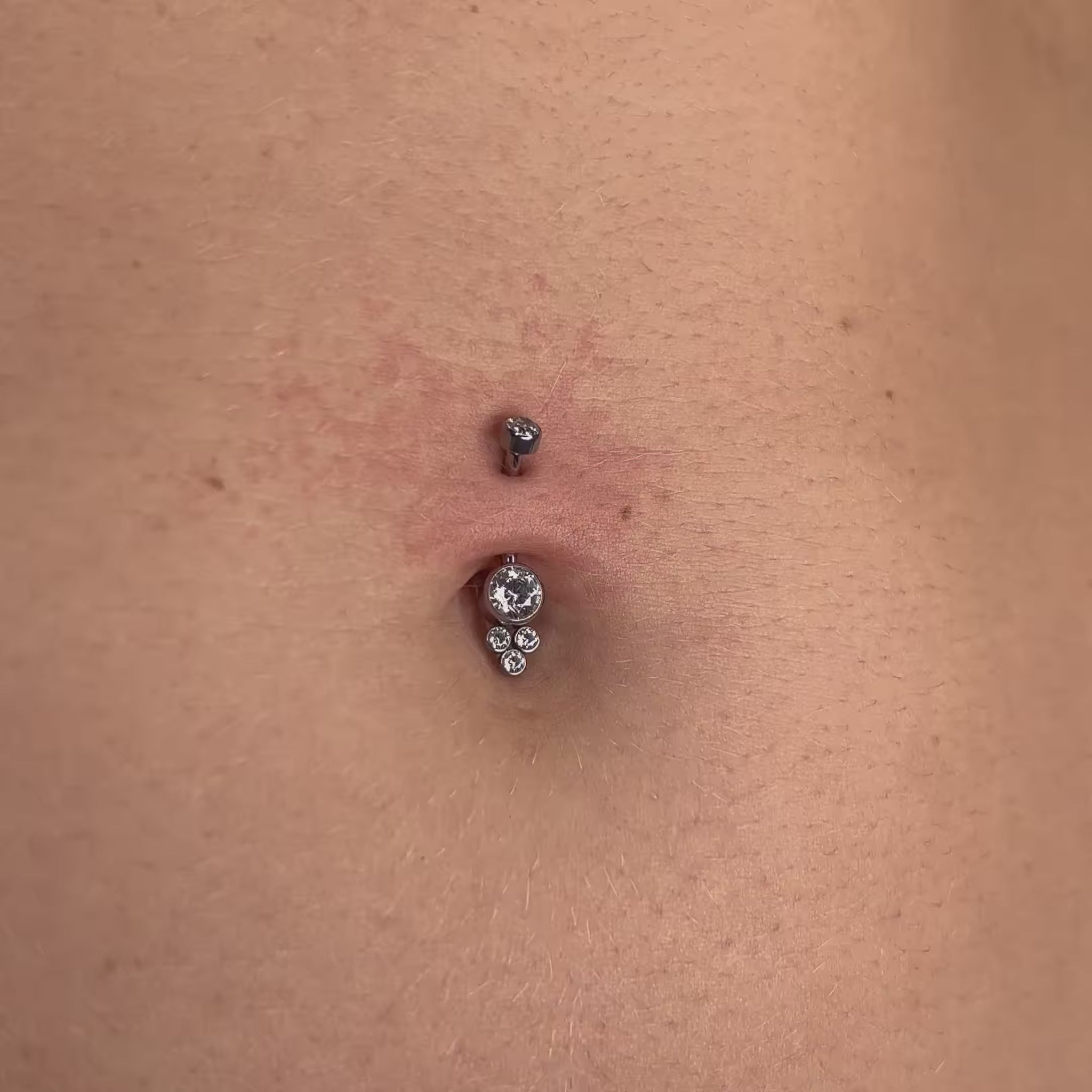 Il design Trinity, con le sue tre pietre luminose, dona un effetto raffinato e moderno, perfetto per chi ama distinguersi con un tocco di luce. 