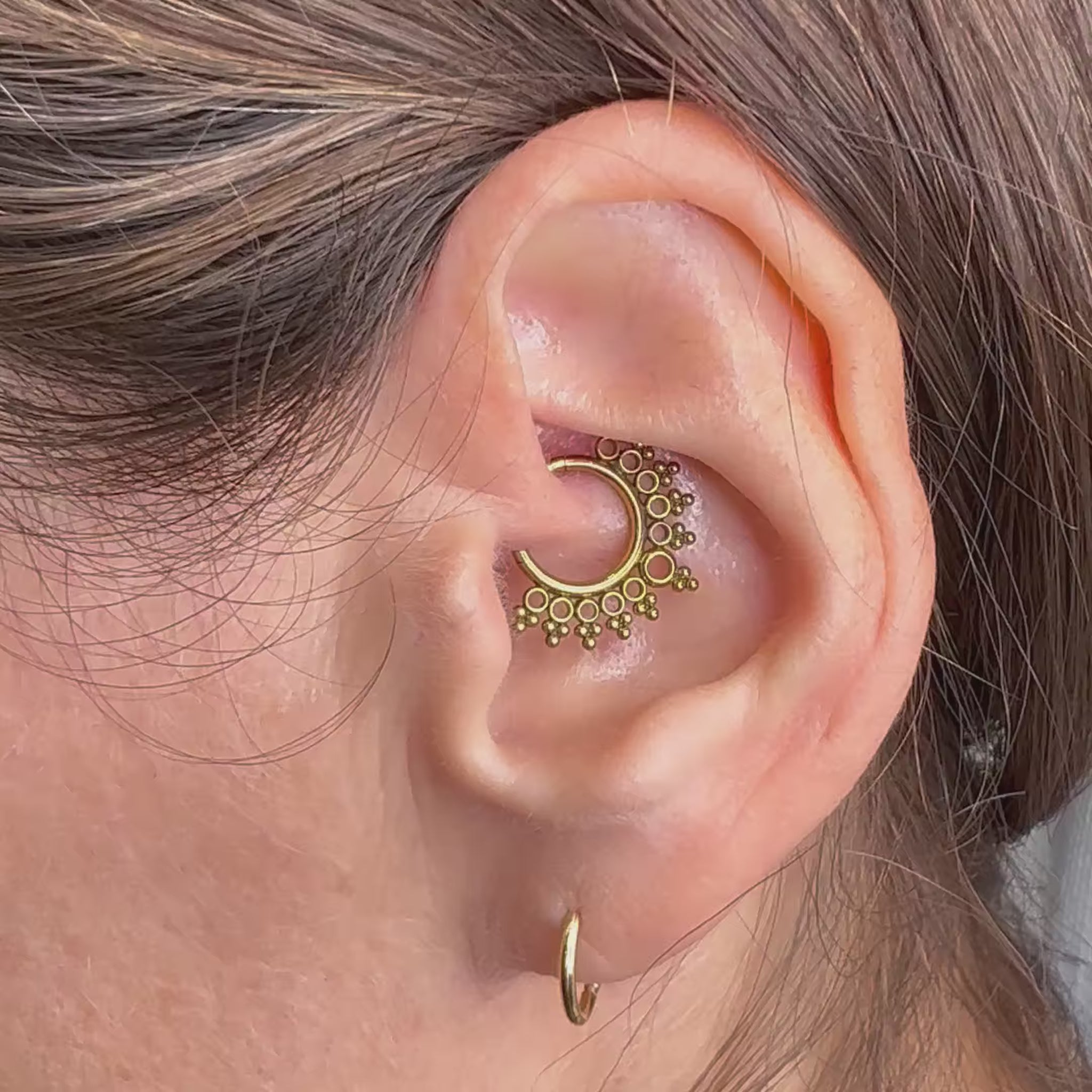 Piercing Egypt Clicker in titanio – anello con chiusura a click, design ispirato all’Egitto, ipoallergenico e resistente per uno stile unico e raffinato.