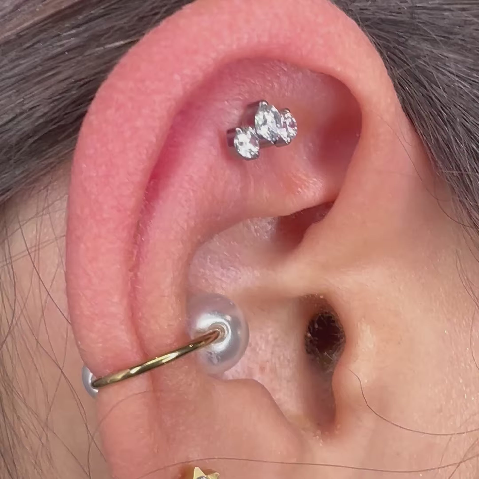 Piercing minimal in titanio ipoallergenico con micro cristalli a cluster