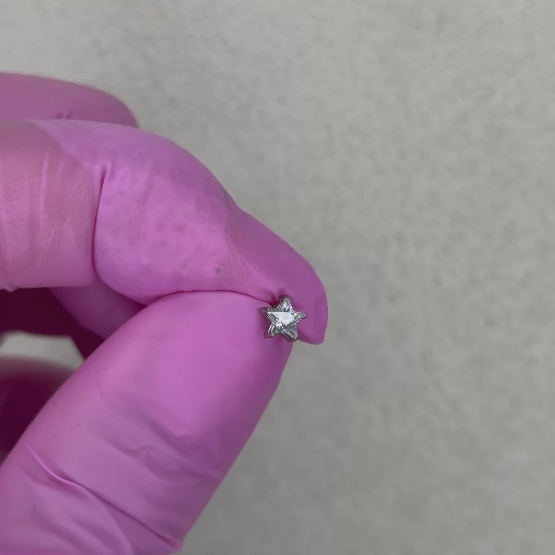 Questo gioiello in titanio è perfetto per aggiungere un tocco luminoso e giocoso al tuo ear styling. Disponibile nella versione crystal oppure rosa, per scegliere il dettaglio che più ti rappresenta.