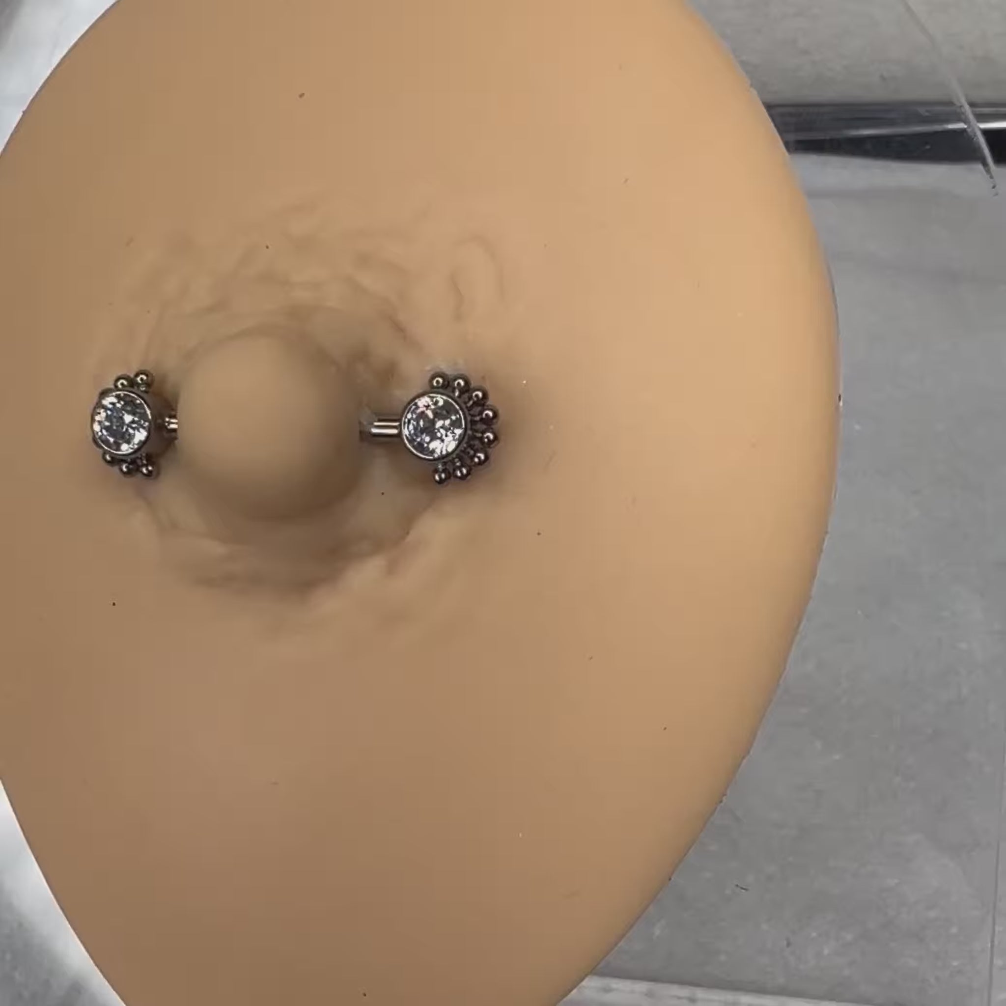 Gioiello Nipple Barbell Titanio con decorazione a Raggi Luminosi (Sunny), piercing per capezzolo