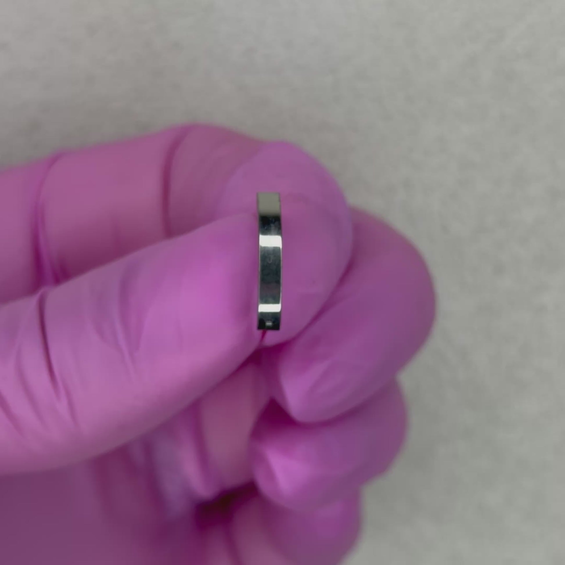 Gioiello per piercing all’ombelico realizzato in Titanio ASTM F136, biocompatibile e ideale per il body piercing. Il design ad anello dal look essenziale e moderno è perfetto per chi cerca un piercing ombelico elegante e minimal.