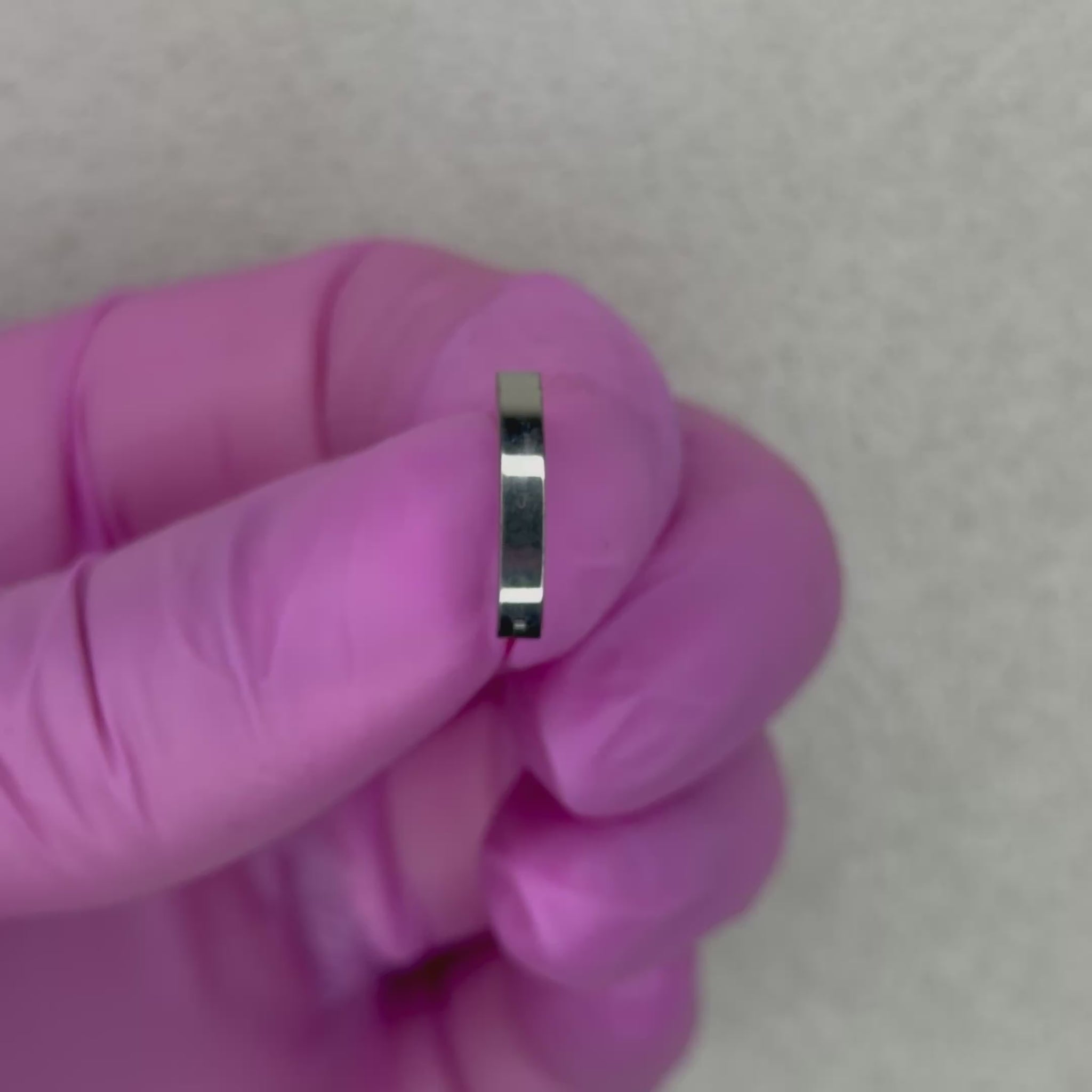 Gioiello per piercing all’ombelico realizzato in Titanio ASTM F136, biocompatibile e ideale per il body piercing. Il design ad anello dal look essenziale e moderno è perfetto per chi cerca un piercing ombelico elegante e minimal.