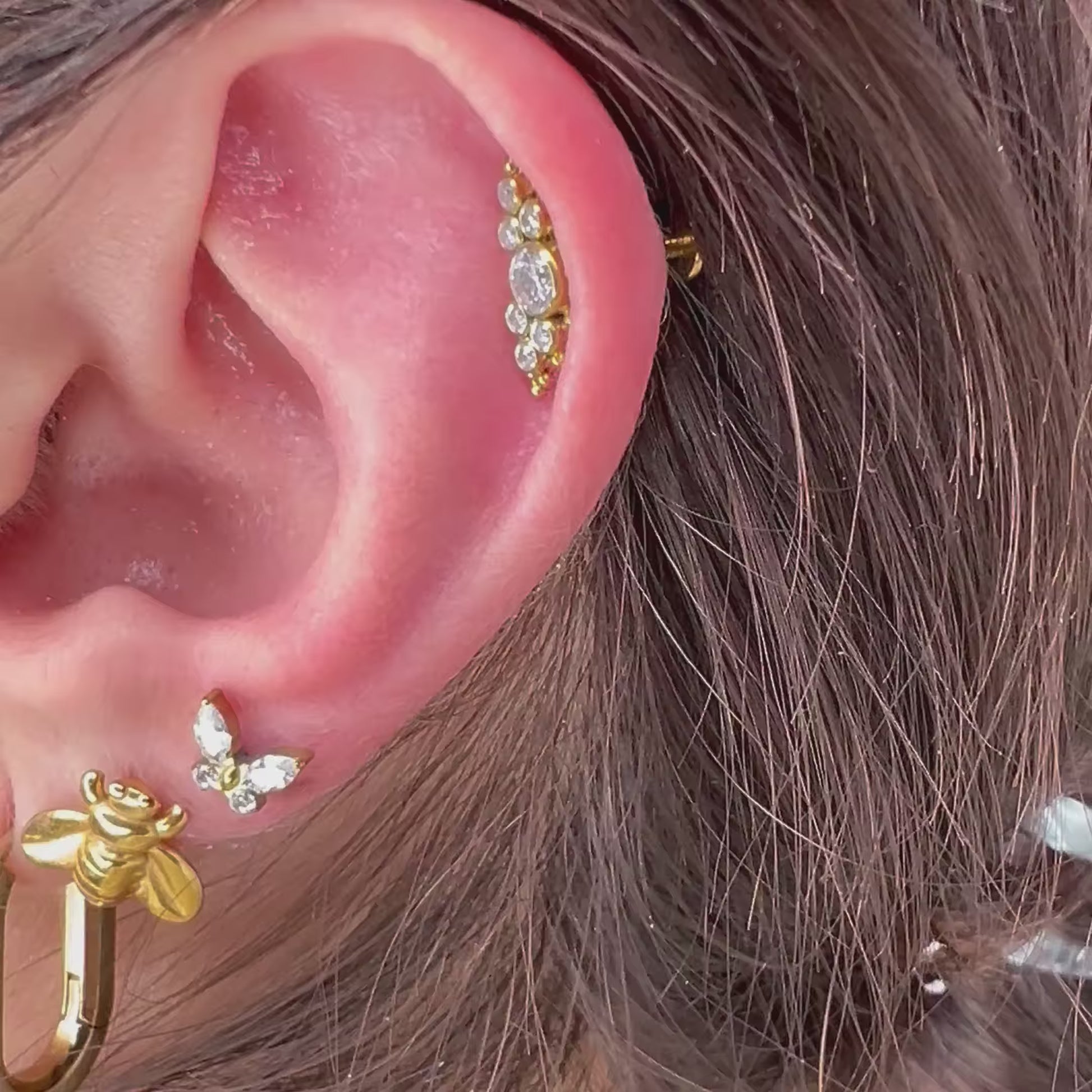 Piercing in titanio premium con cluster di pietre brillanti, ideale per look luminosi e delicati.