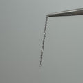 Rinnova il tuo stile con la nostra catenina pendente per piercing, l'accessorio perfetto per dare un tocco di luce e movimento unico ai tuoi piercing. Progettata per chi cerca il perfetto equilibrio tra estetica raffinata e comfort quotidiano, questa creazione unisce design e qualità professionale