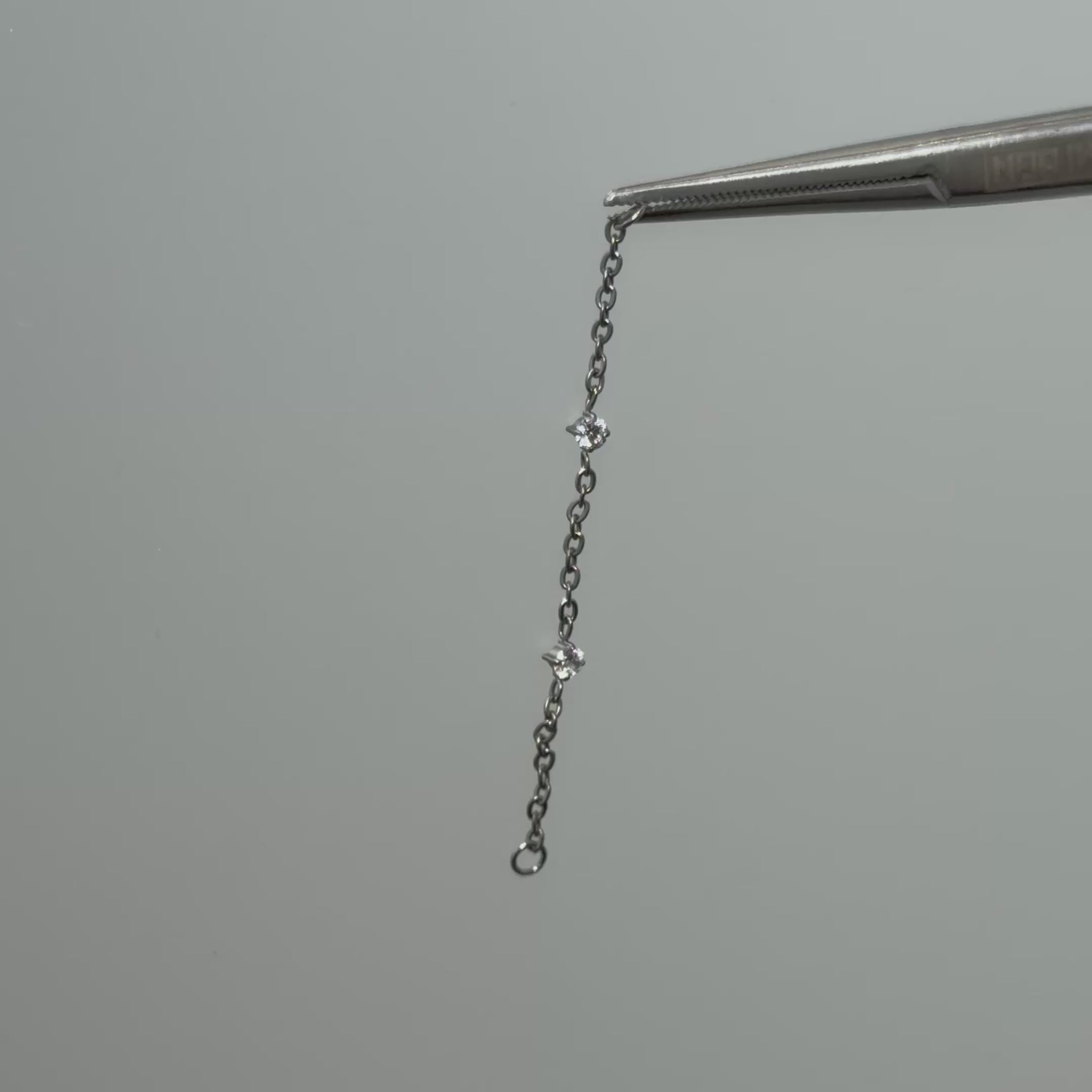 Rinnova il tuo stile con la nostra catenina pendente per piercing, l'accessorio perfetto per dare un tocco di luce e movimento unico ai tuoi piercing. Progettata per chi cerca il perfetto equilibrio tra estetica raffinata e comfort quotidiano, questa creazione unisce design e qualità professionale